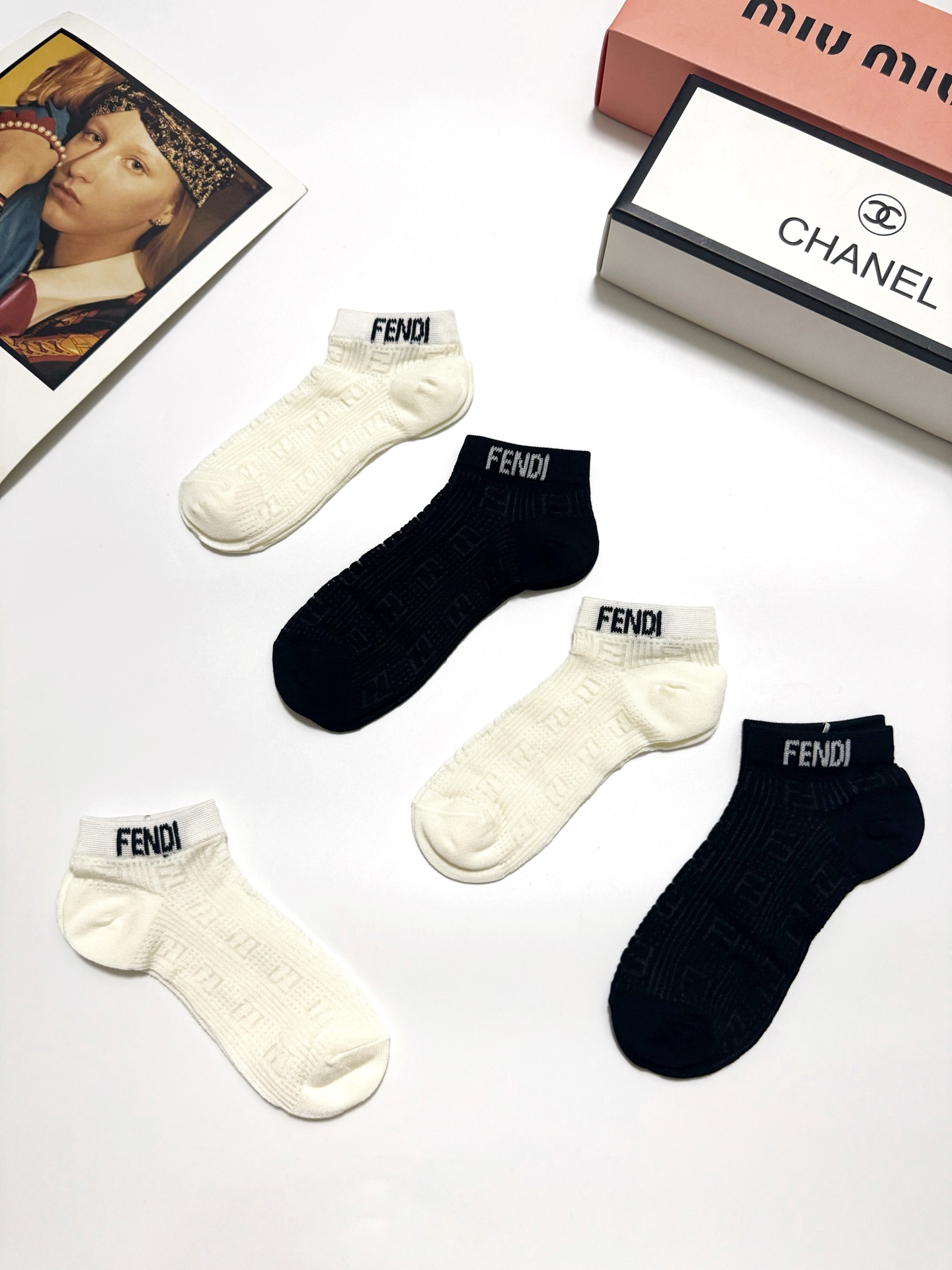  配包装
🌟【一盒5 双】
🌟Fendi 芬迪 经典字母 logo 纯棉 网眼透气船袜  ！超级软糯亲肤