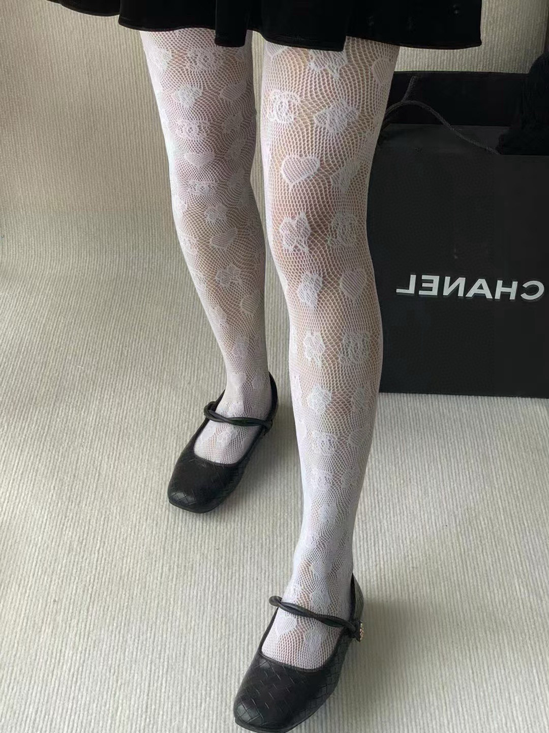 。配包装
【一盒一双】🌟Chanel 香奈儿性感魅惑网袜 🌟对版高货！
好看到爆炸 ，欧美大牌丝袜。
🌟