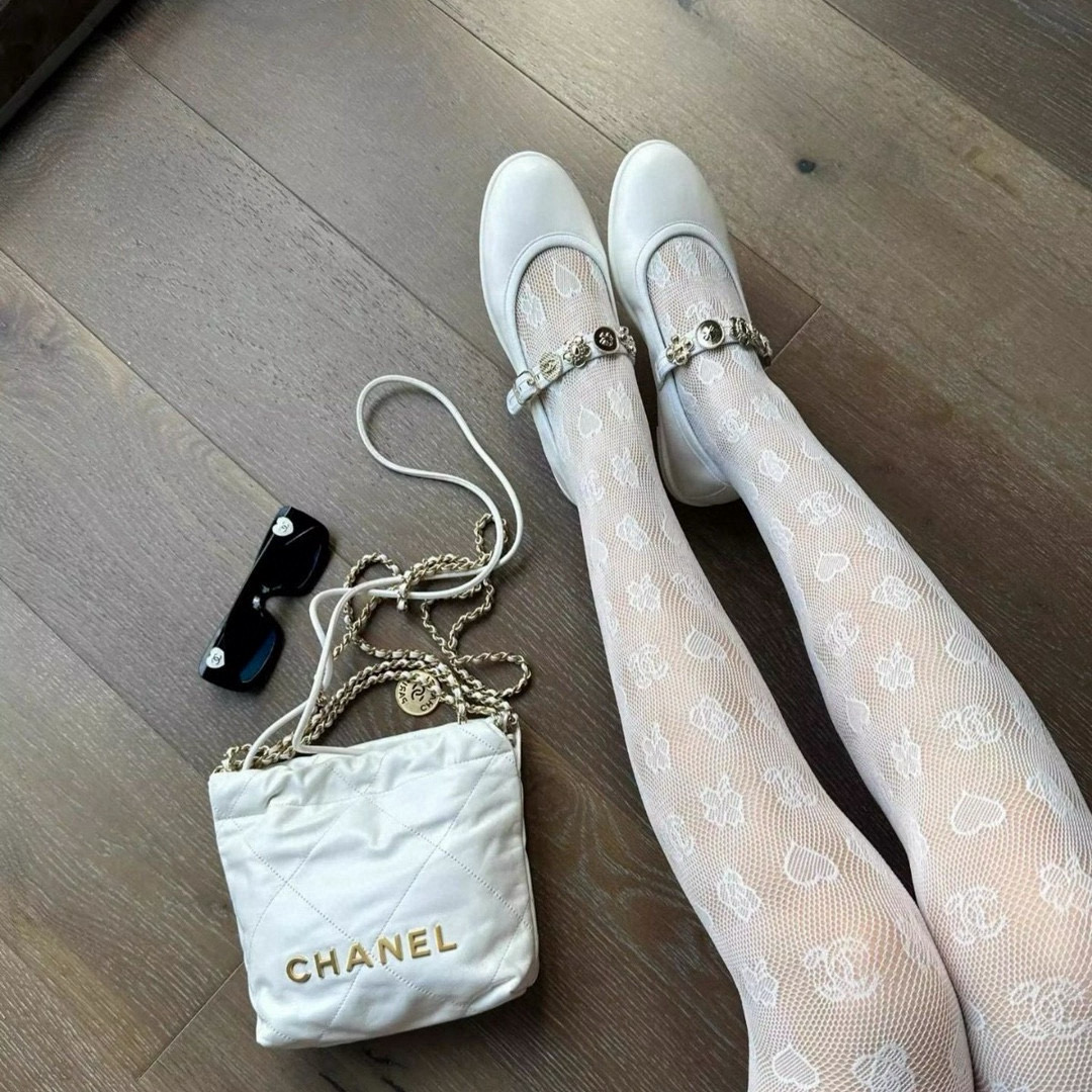 。配包装
【一盒一双】🌟Chanel 香奈儿性感魅惑网袜 🌟对版高货！
好看到爆炸 ，欧美大牌丝袜。
🌟