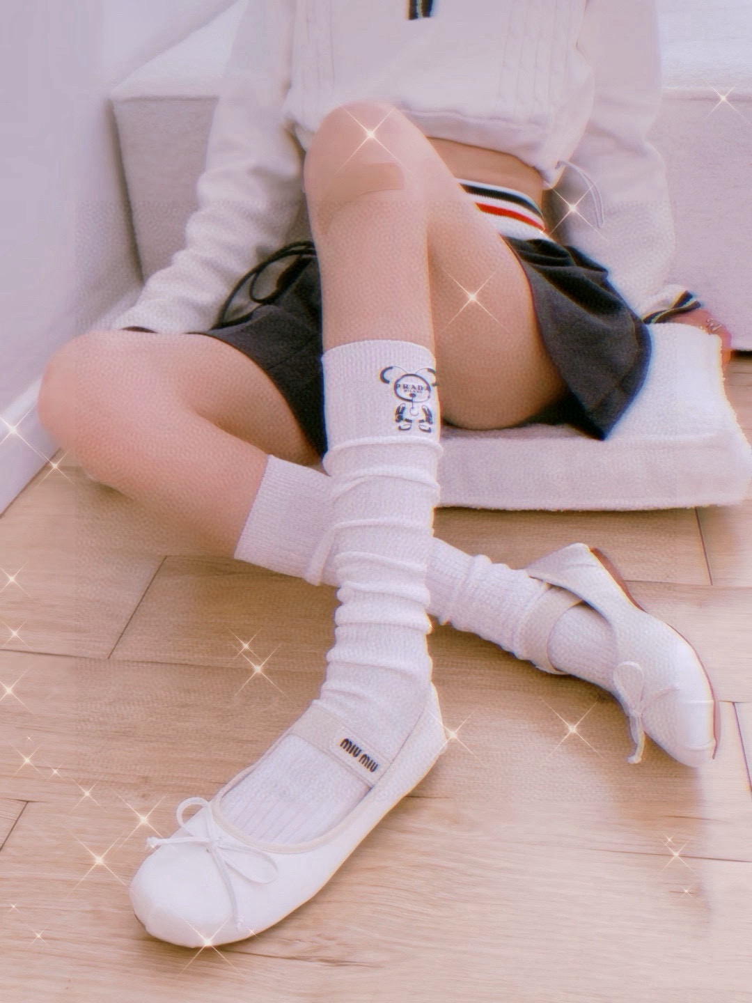  配包装
🌟【一盒一双】
🌟 Prada 普拉达 爆款经典字母 长筒袜 小腿袜。双针针织材质，超完美结合