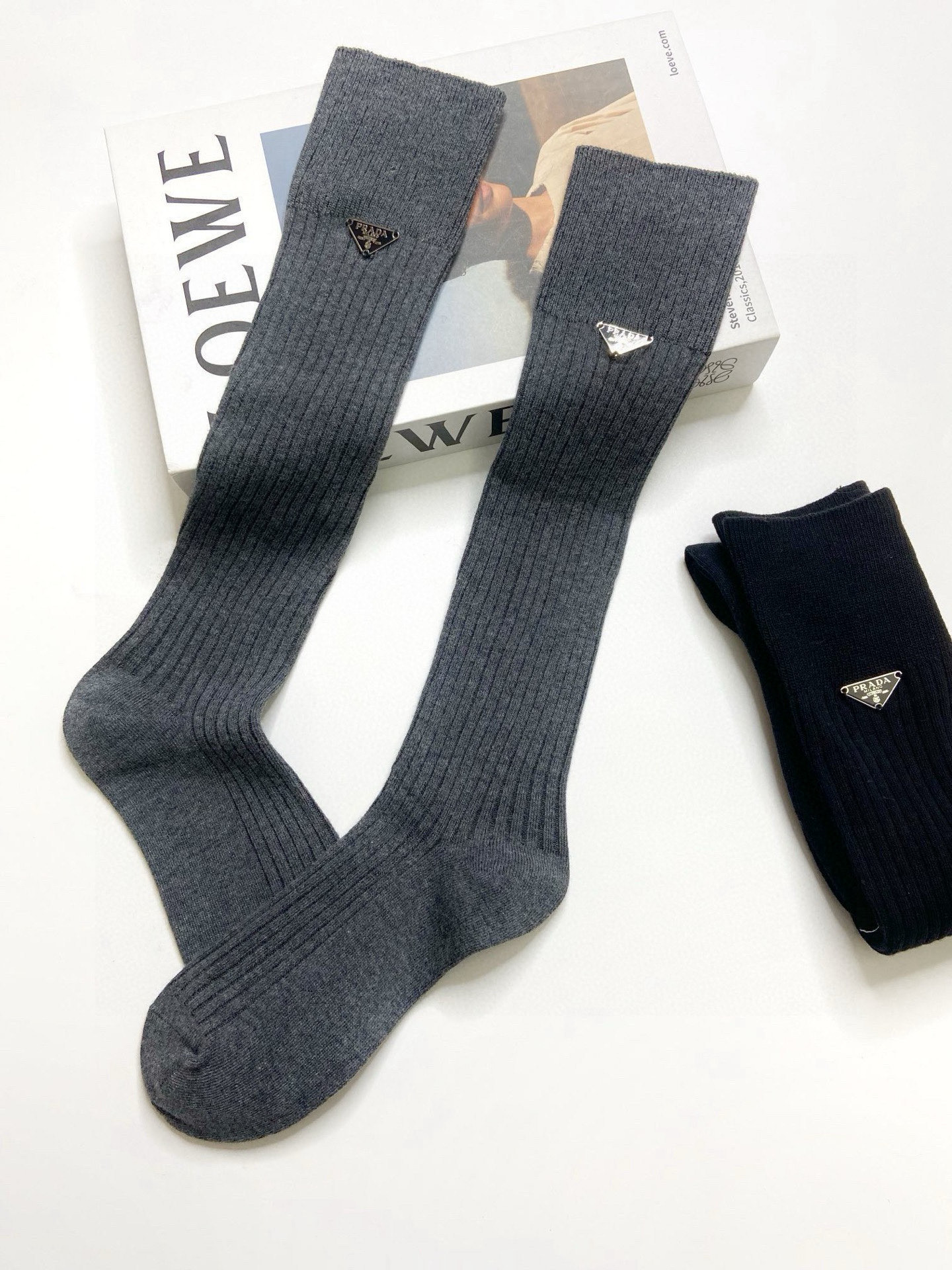  配包装
🌟【一盒一双】
🌟 Prada 普拉达 爆款经典字母 长筒袜 小腿袜。双针针织材质，超完美结合