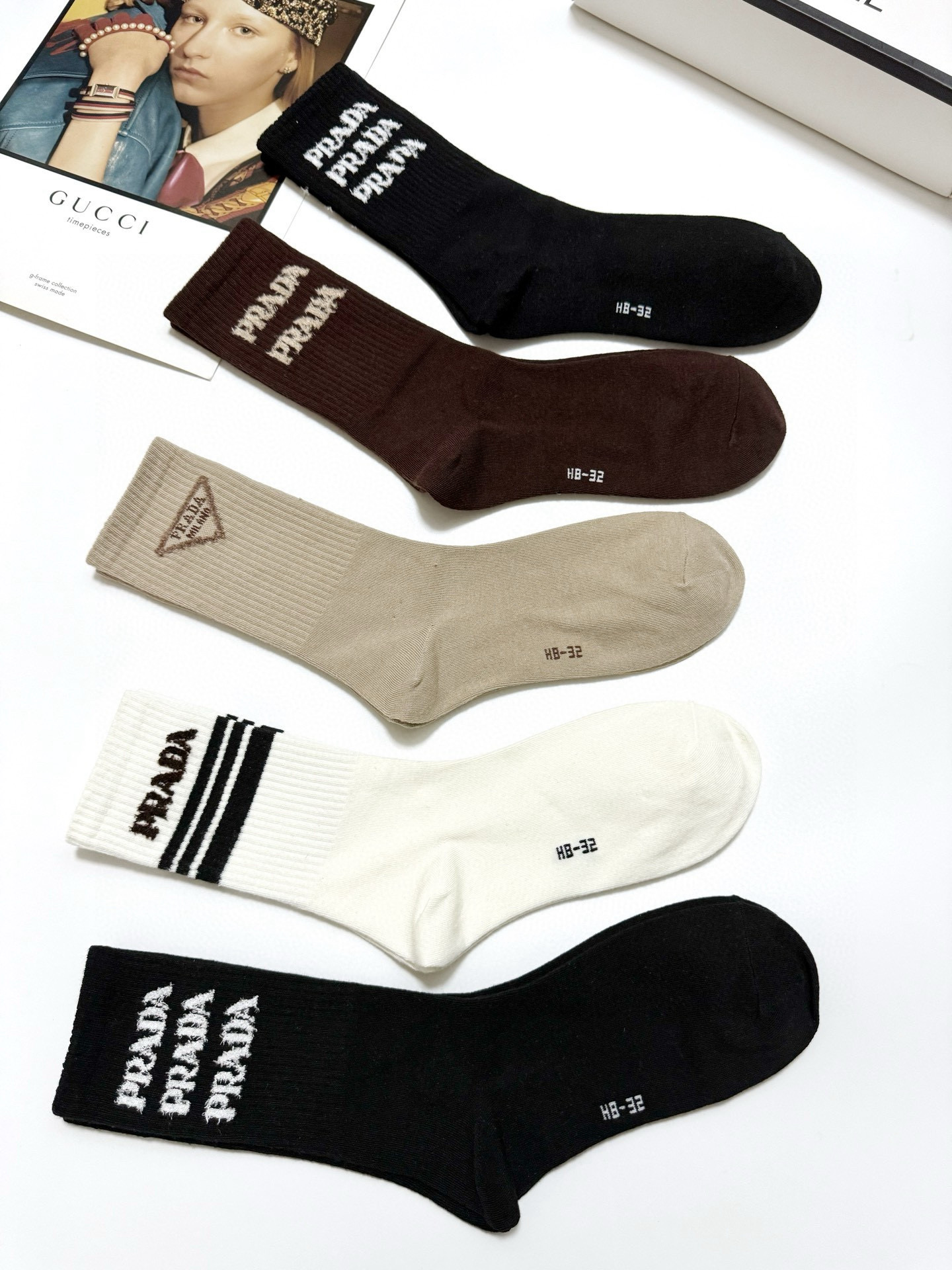   配包装
🌟【一盒5 双】
🌟Prada 普拉达 经典字母 logo羊绒 中筒袜  ！超级软糯亲肤！
