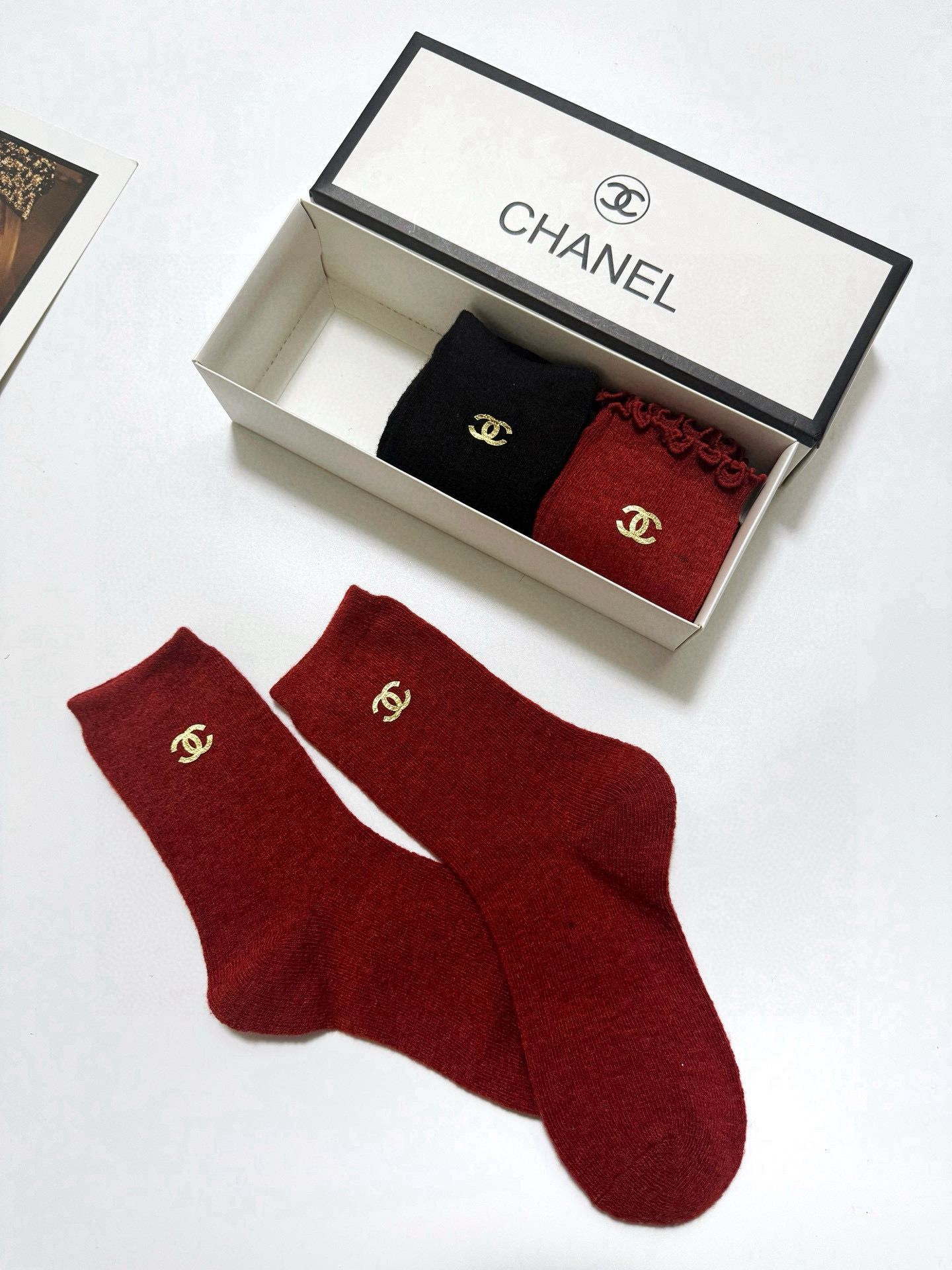  配包装
🌟【一盒3 双】
🌟Chanel 香奈儿 经典字母 logo羊毛 中筒袜  ！超级软糯亲肤！

