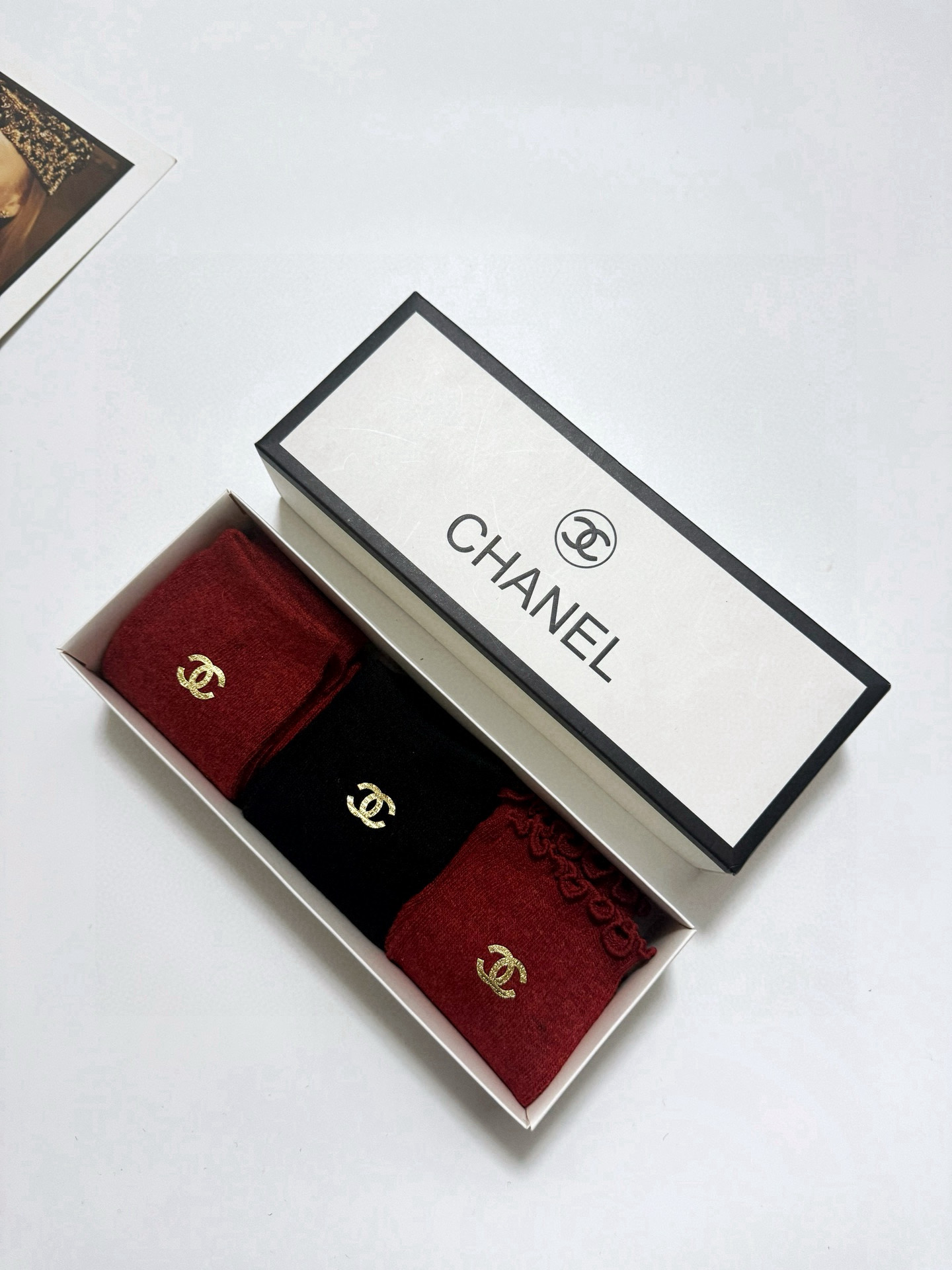  配包装
🌟【一盒3 双】
🌟Chanel 香奈儿 经典字母 logo羊毛 中筒袜  ！超级软糯亲肤！
