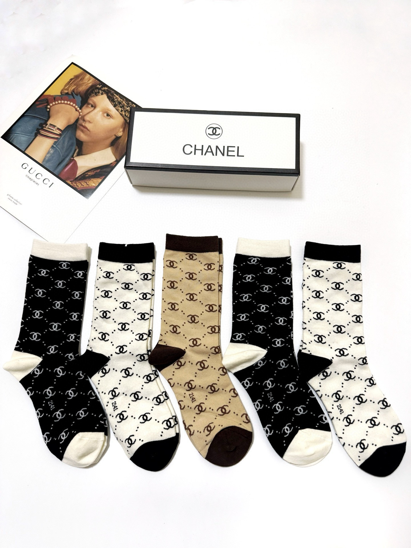 配包装
🌟【一盒5 双】
🌟Chanel 香奈儿 经典字母 logo纯棉 中筒袜  ！超级软糯亲肤！
