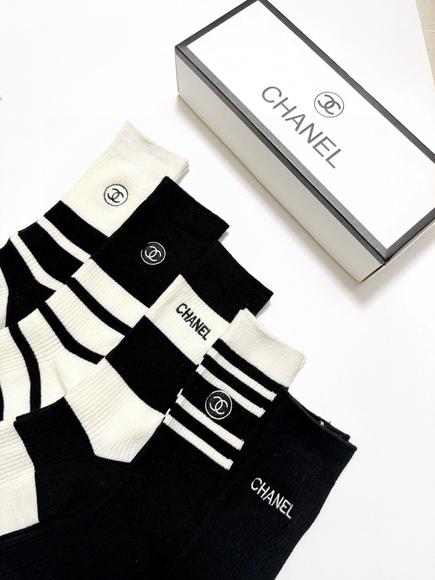  配包装
🌟【一盒5 双】
 🌟Chanel 香奈儿 经典字母刺绣logo 纯棉中筒袜   ，ins超火