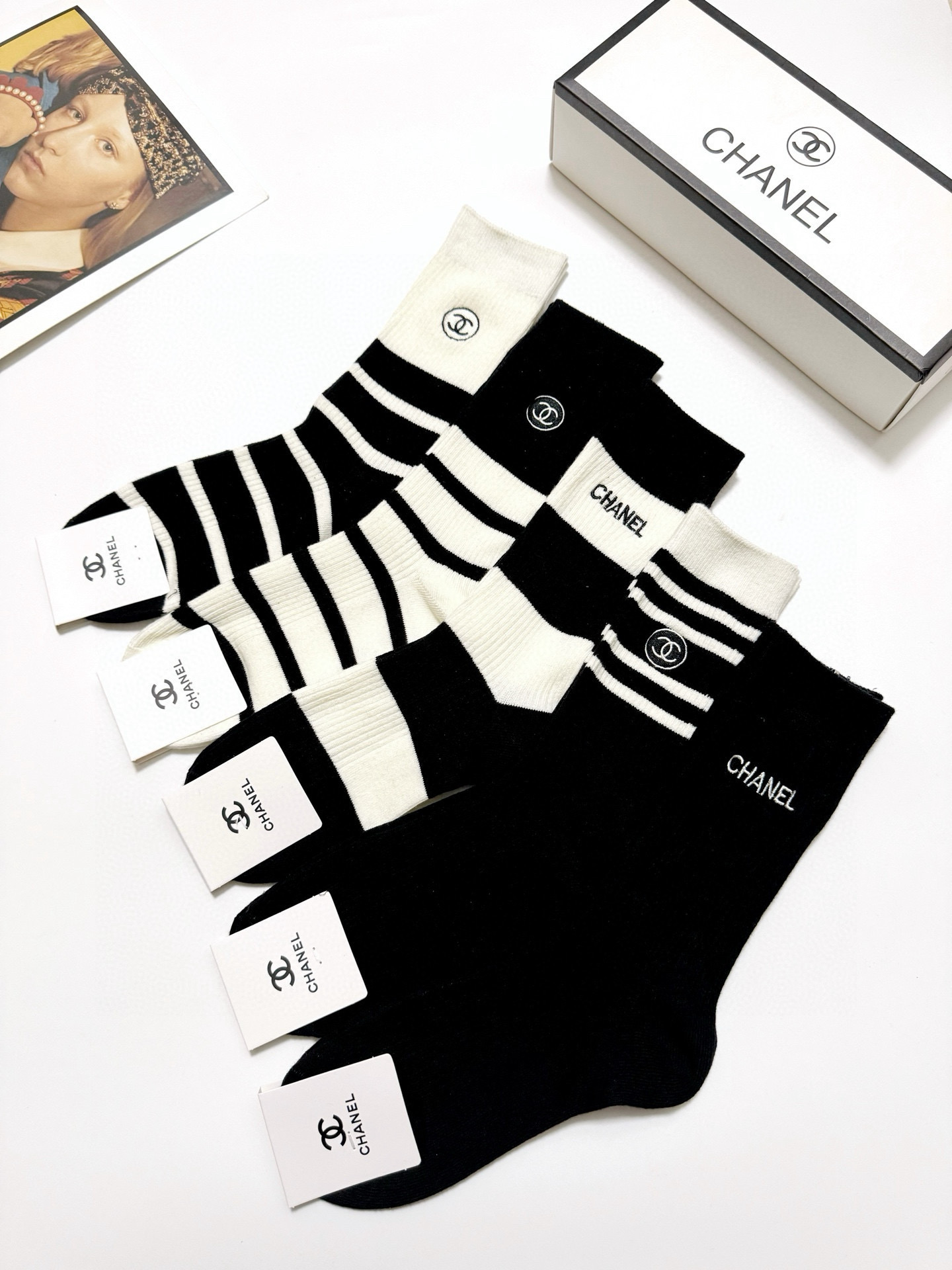  配包装
🌟【一盒5 双】
 🌟Chanel 香奈儿 经典字母刺绣logo 纯棉中筒袜   ，ins超火
