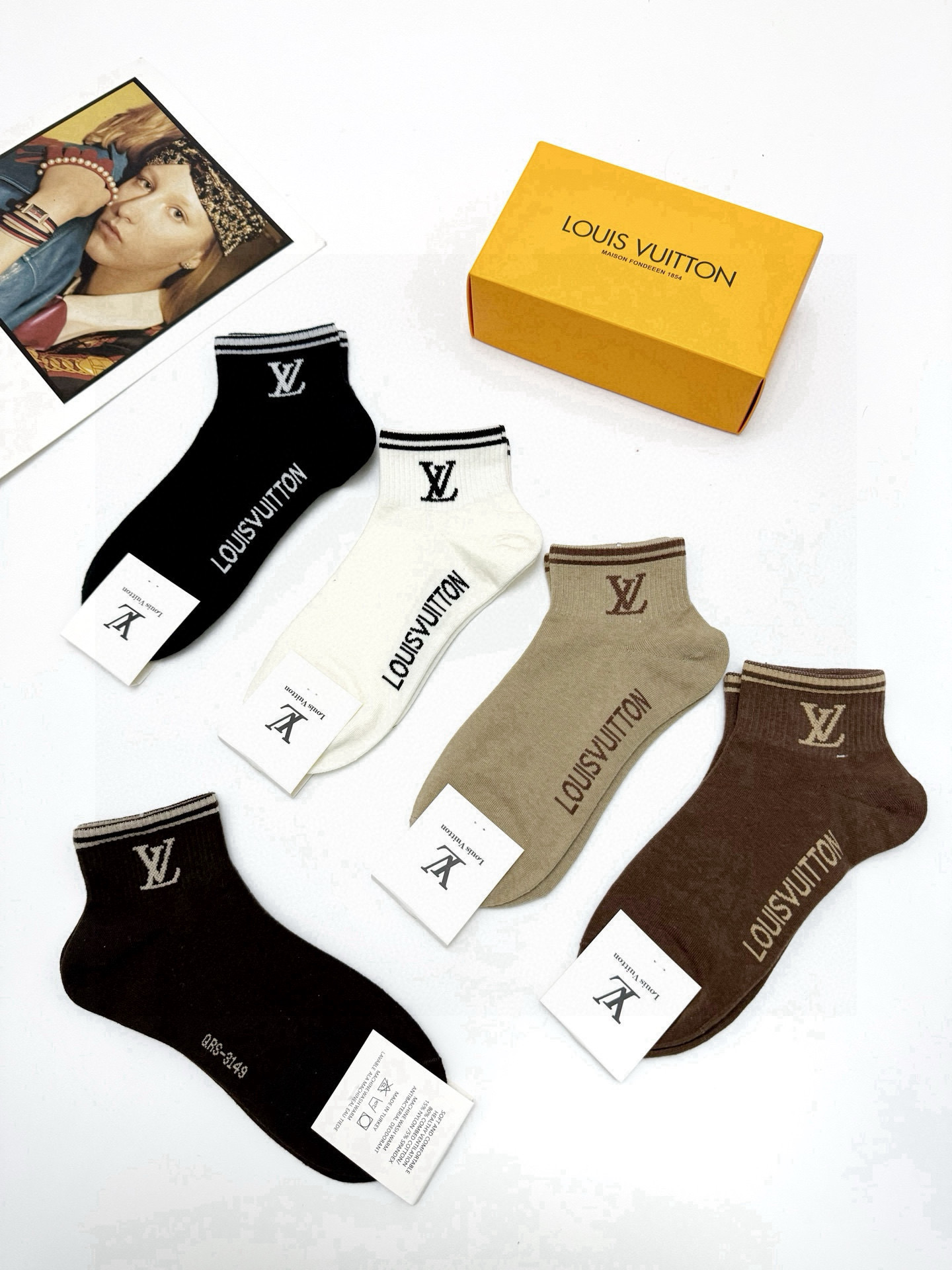  配包装
🌟【一盒5 双】
 🌟LV 路易威登 经典字母logo ins超火爆短袜，纯棉面料，潮人必备 