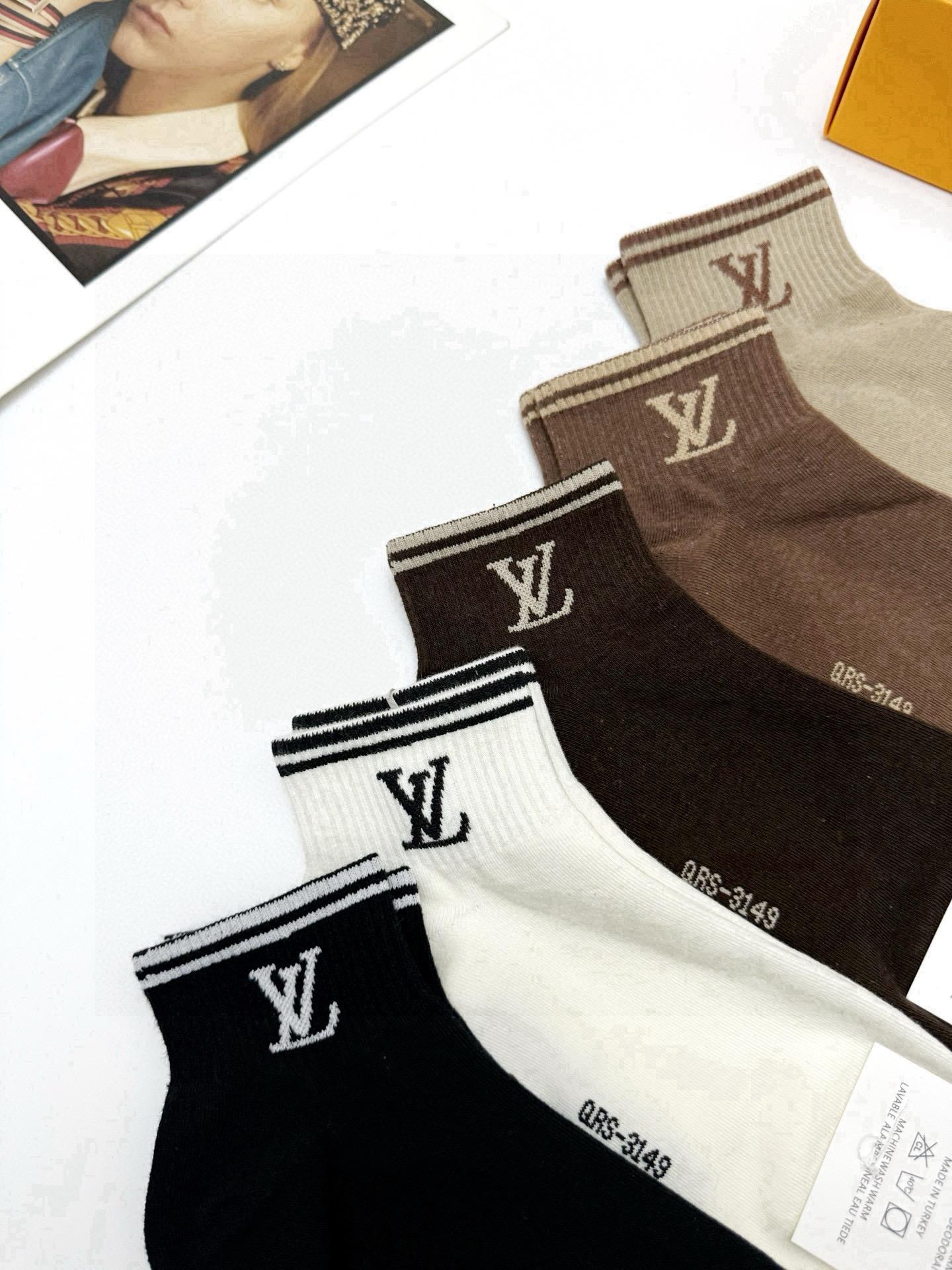  配包装
🌟【一盒5 双】
 🌟LV 路易威登 经典字母logo ins超火爆短袜，纯棉面料，潮人必备 