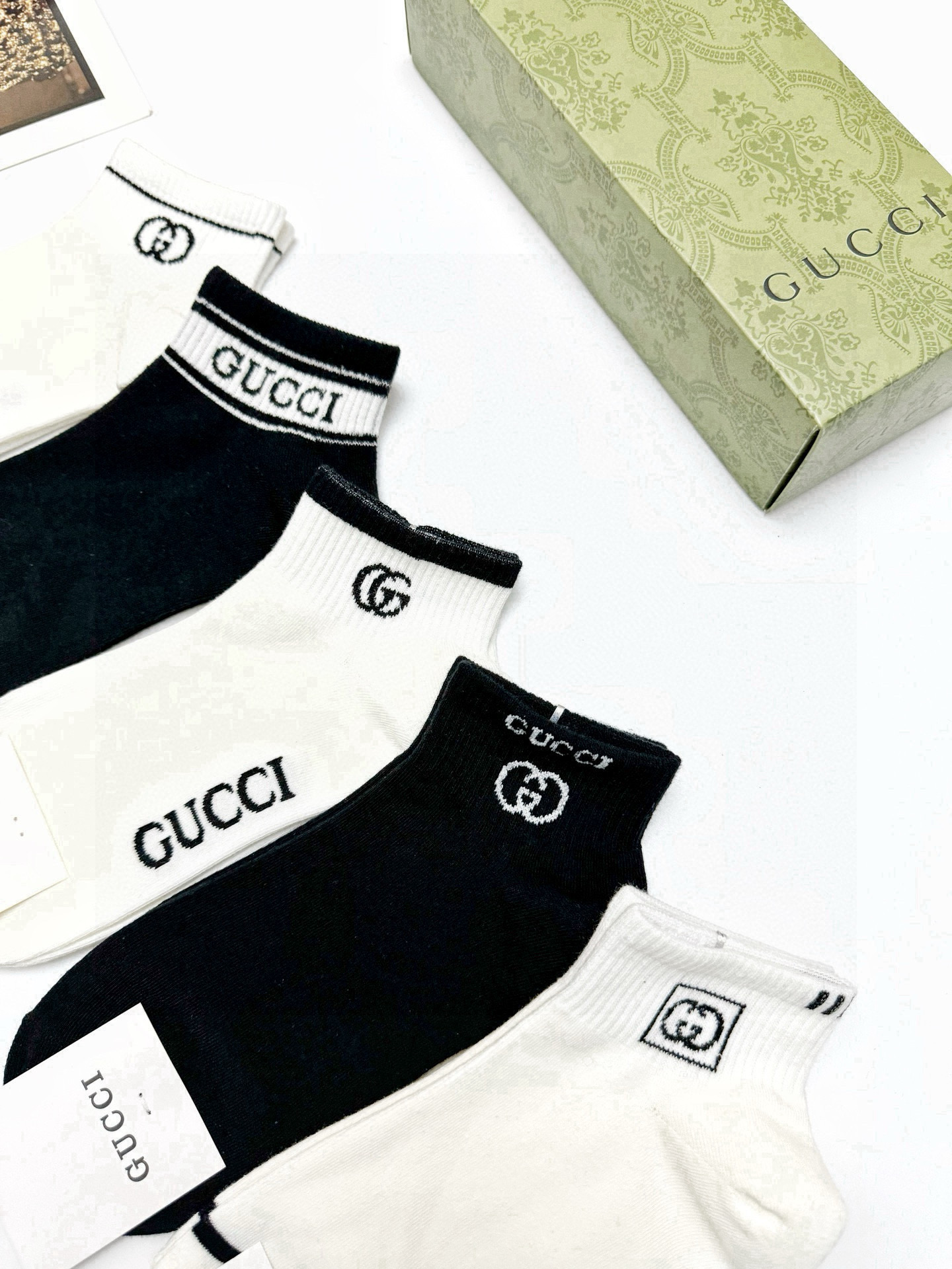  配包装
🌟【一盒5 双】
 🌟Gucci 古琦 经典字母logo 双G 短袜   ，ins超火爆短袜，