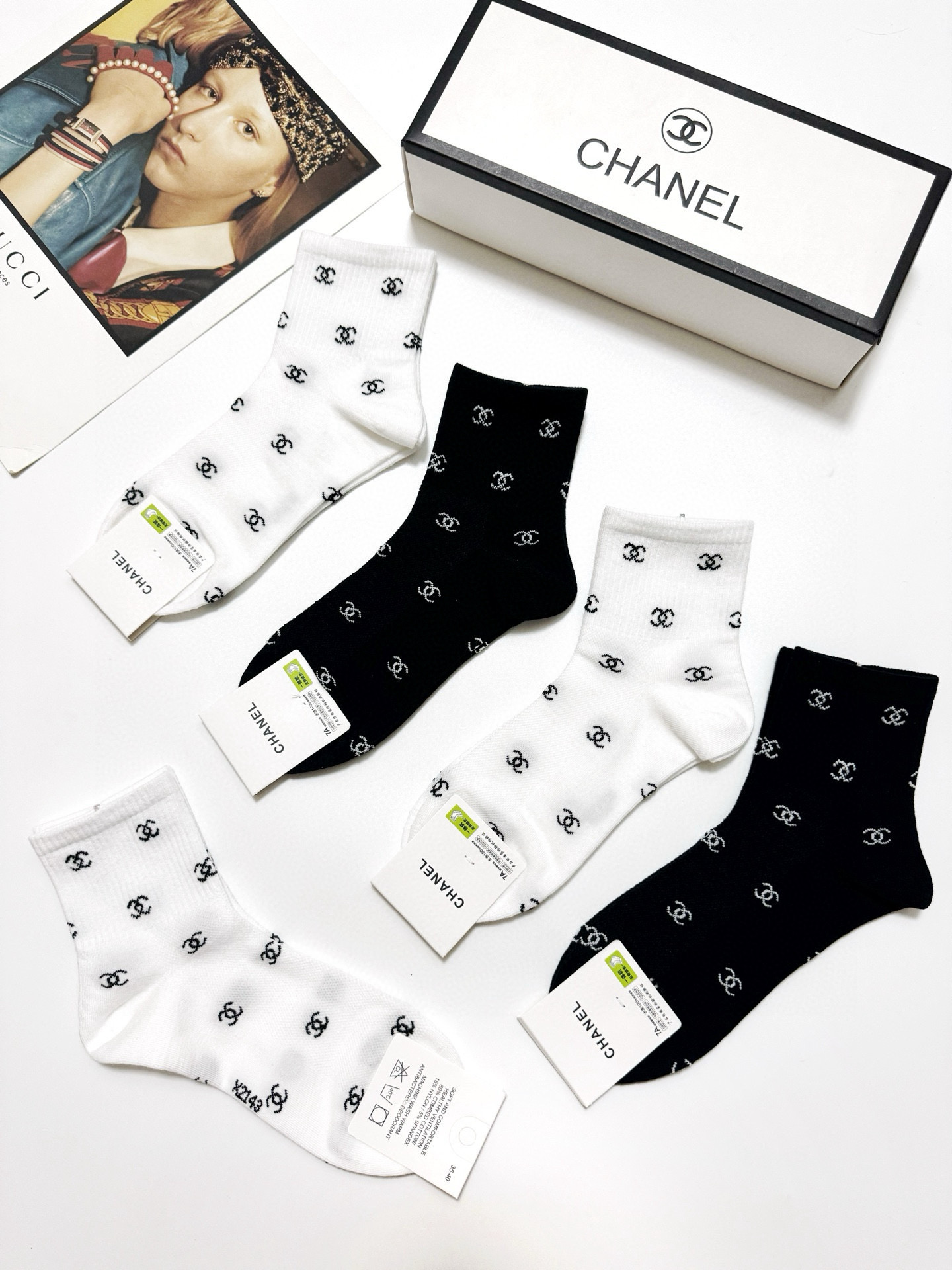  配包装
🌟【一盒5 双】
 🌟Chanel 香奈儿 经典字母logo 双C短筒袜   ，ins超火爆短
