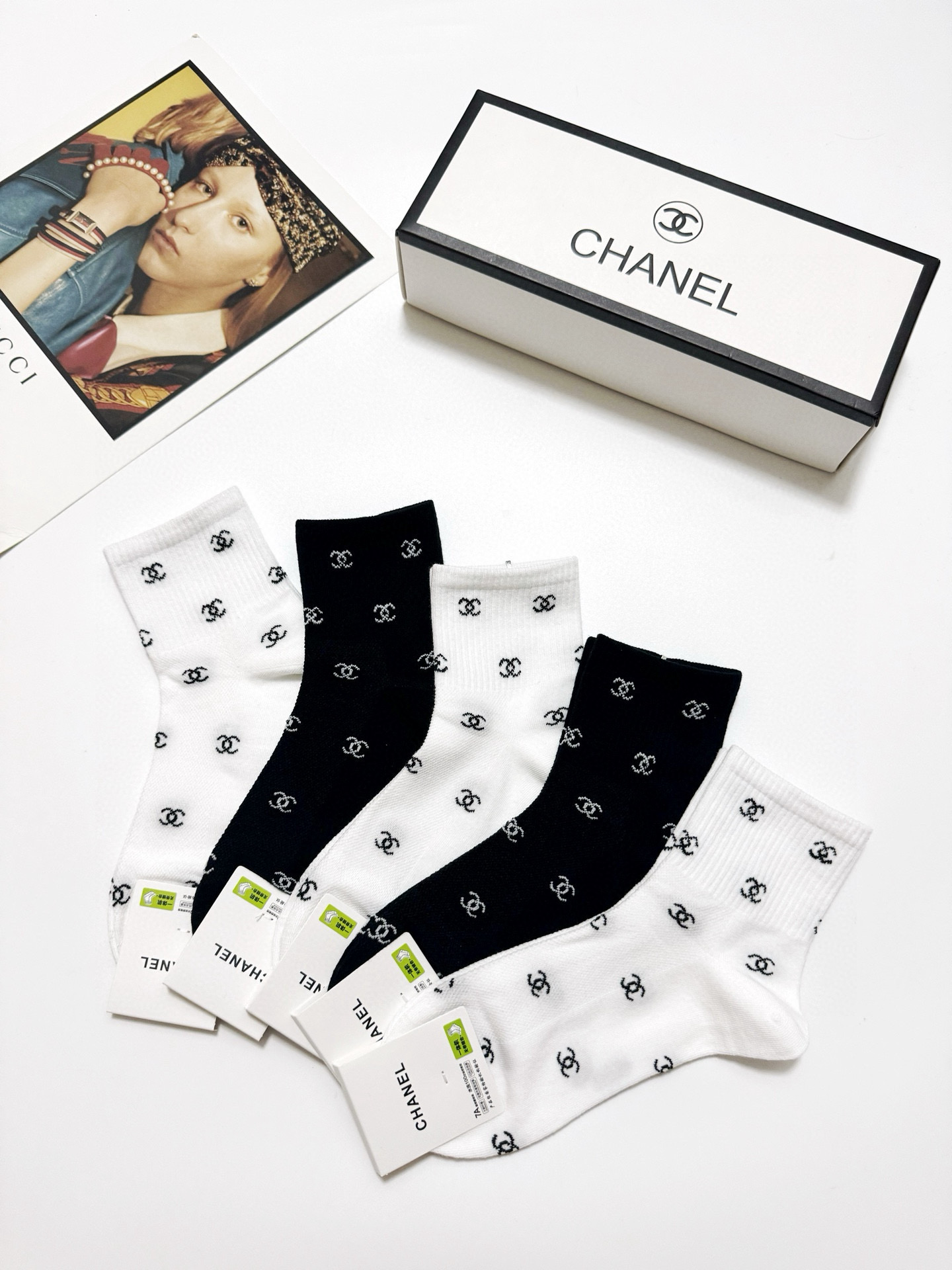  配包装
🌟【一盒5 双】
 🌟Chanel 香奈儿 经典字母logo 双C短筒袜   ，ins超火爆短