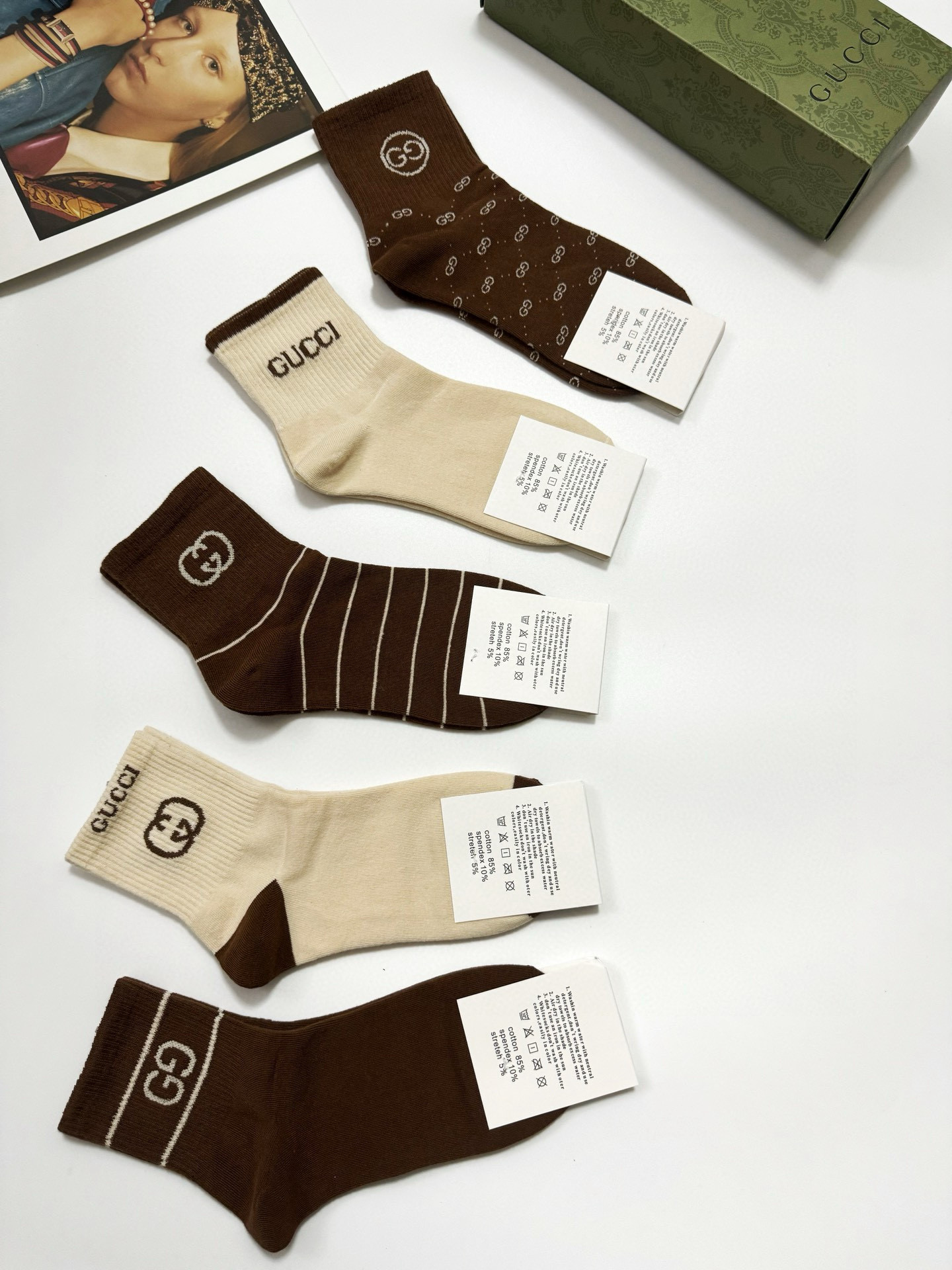  配包装
🌟【一盒5 双】
 🌟Gucci 古琦 经典字母logo 纯棉中筒袜   ，ins超火爆短袜，