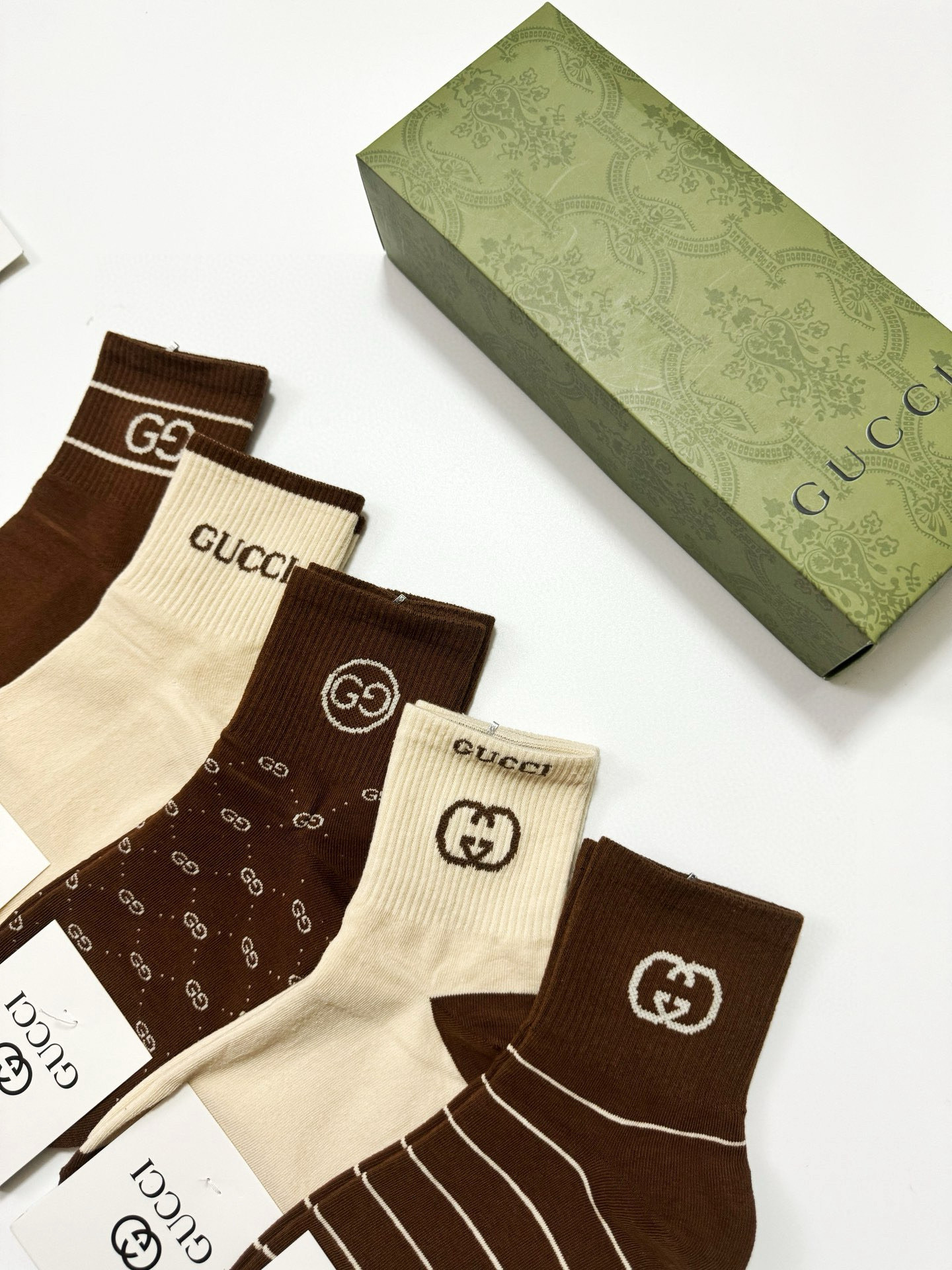  配包装
🌟【一盒5 双】
 🌟Gucci 古琦 经典字母logo 纯棉中筒袜   ，ins超火爆短袜，