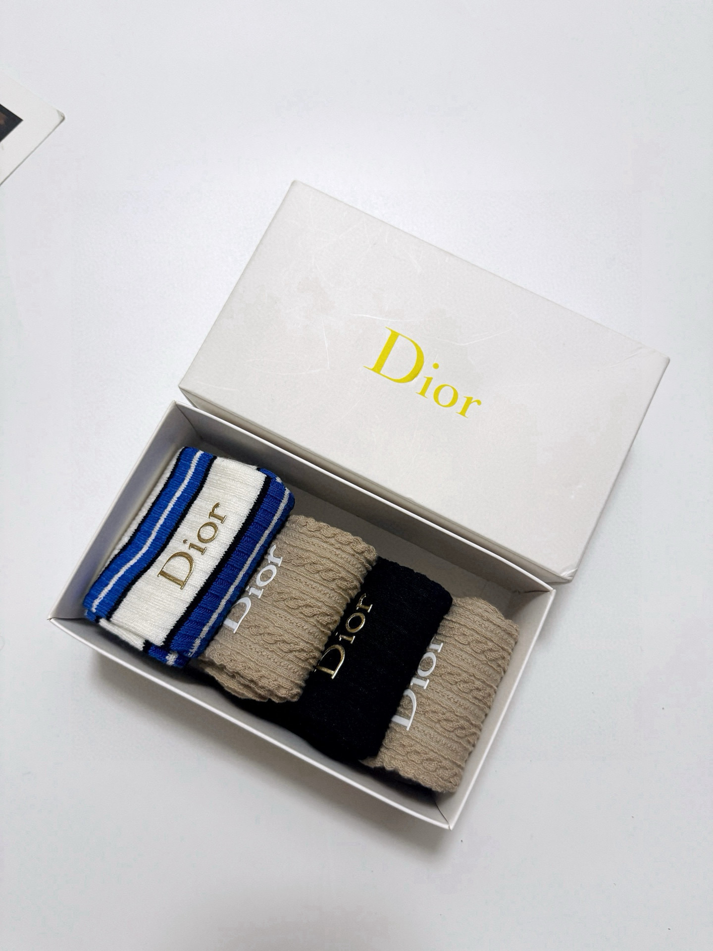  配包装
🌟【一盒4双】
🌟Dior 迪奥 经典字母 logo 纯棉 中筒袜  ！超级软糯亲肤！
🌟in
