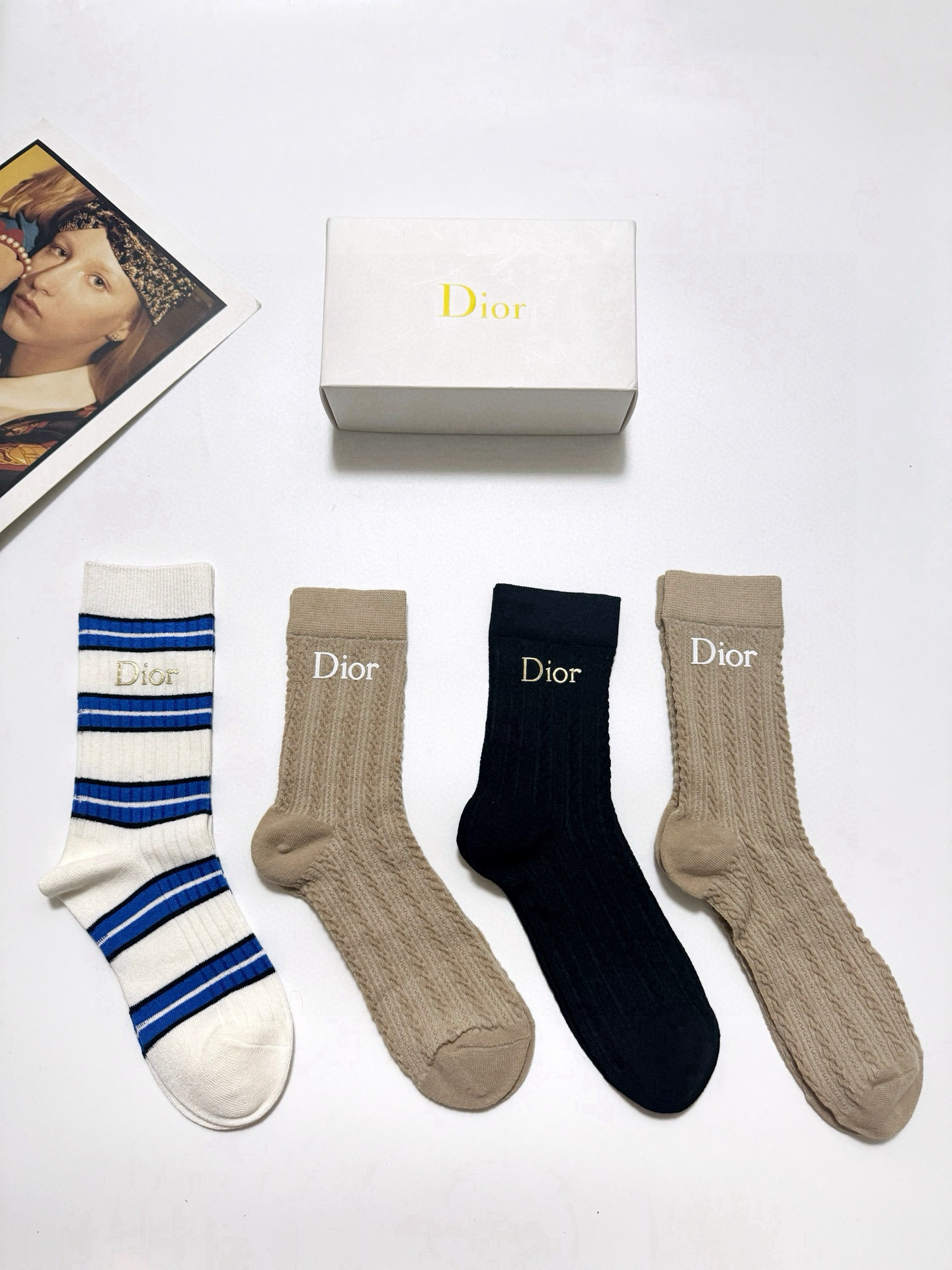  配包装
🌟【一盒4双】
🌟Dior 迪奥 经典字母 logo 纯棉 中筒袜  ！超级软糯亲肤！
🌟in
