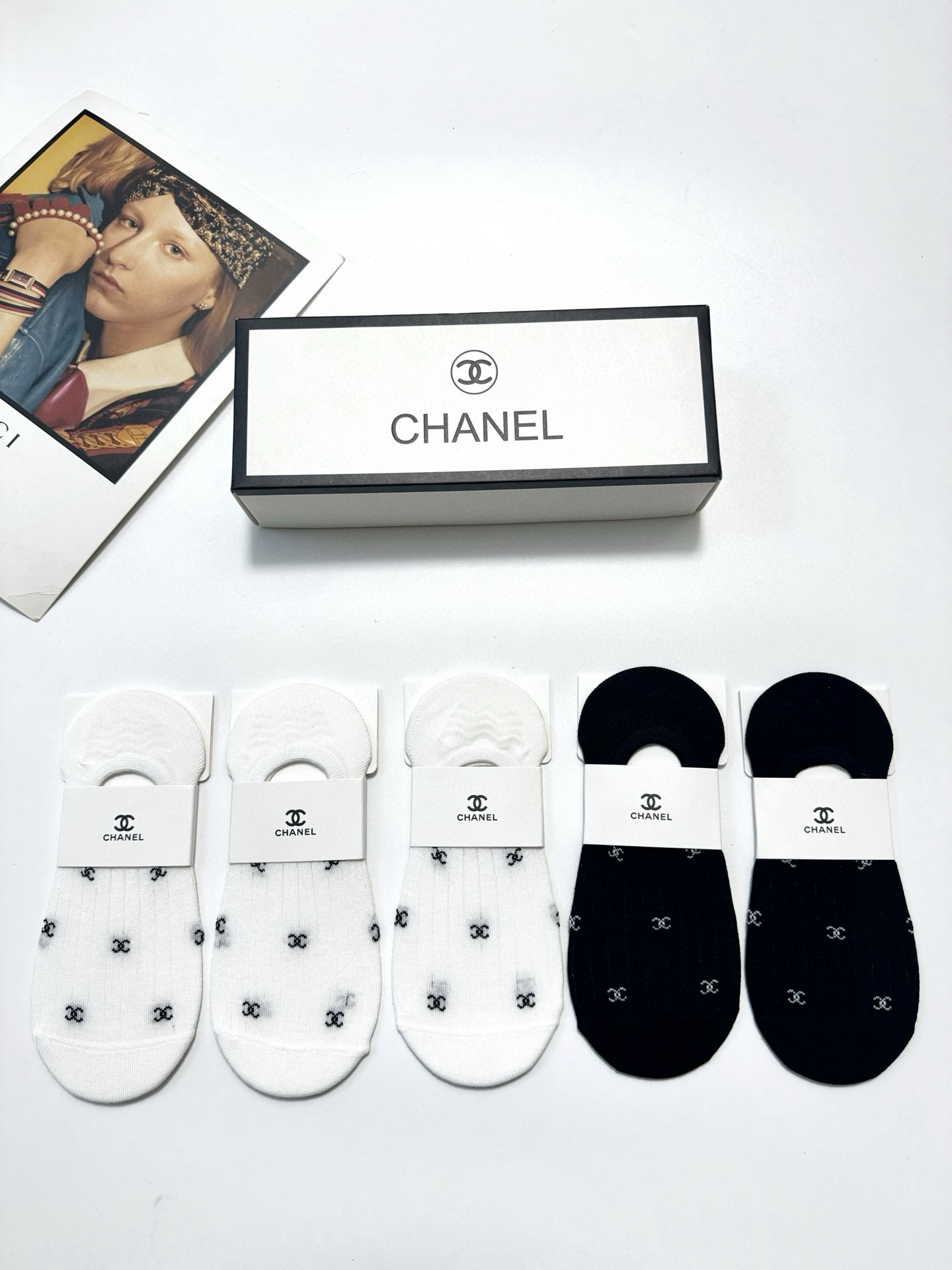  配包装
🌟【一盒5双】
 🌟Chanel 香奈儿 经典字母logo 纯棉船袜   ，ins超火爆空调袜