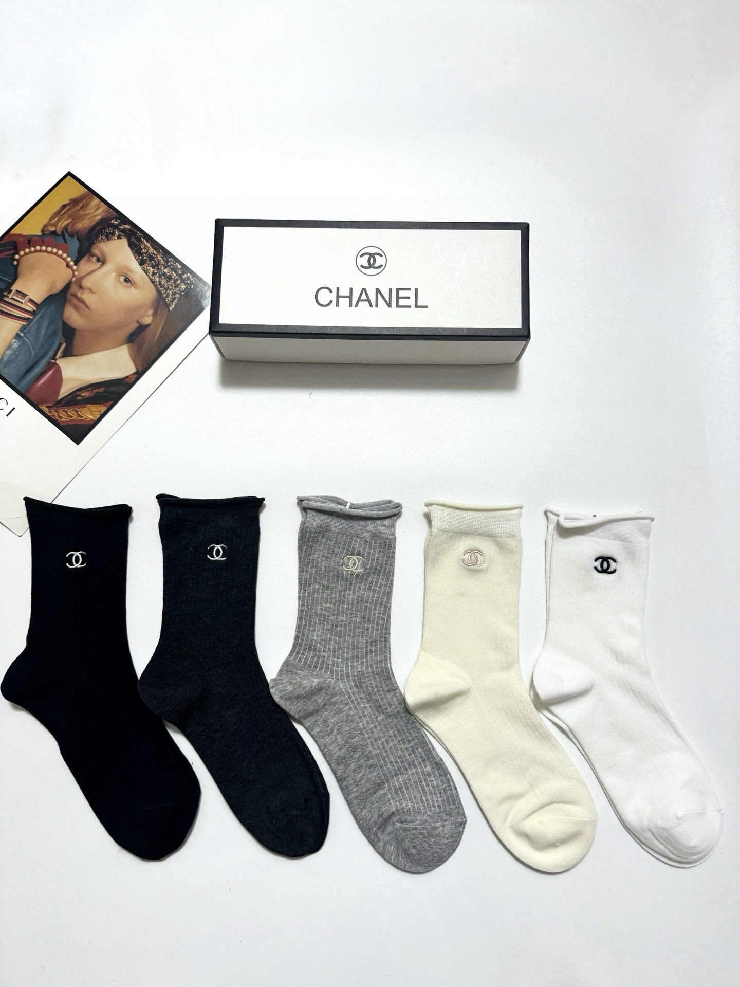  配包装
🌟【一盒5 双】
 🌟Chanel 香奈儿 经典字母logo 双C刺绣中筒袜   ，ins超火