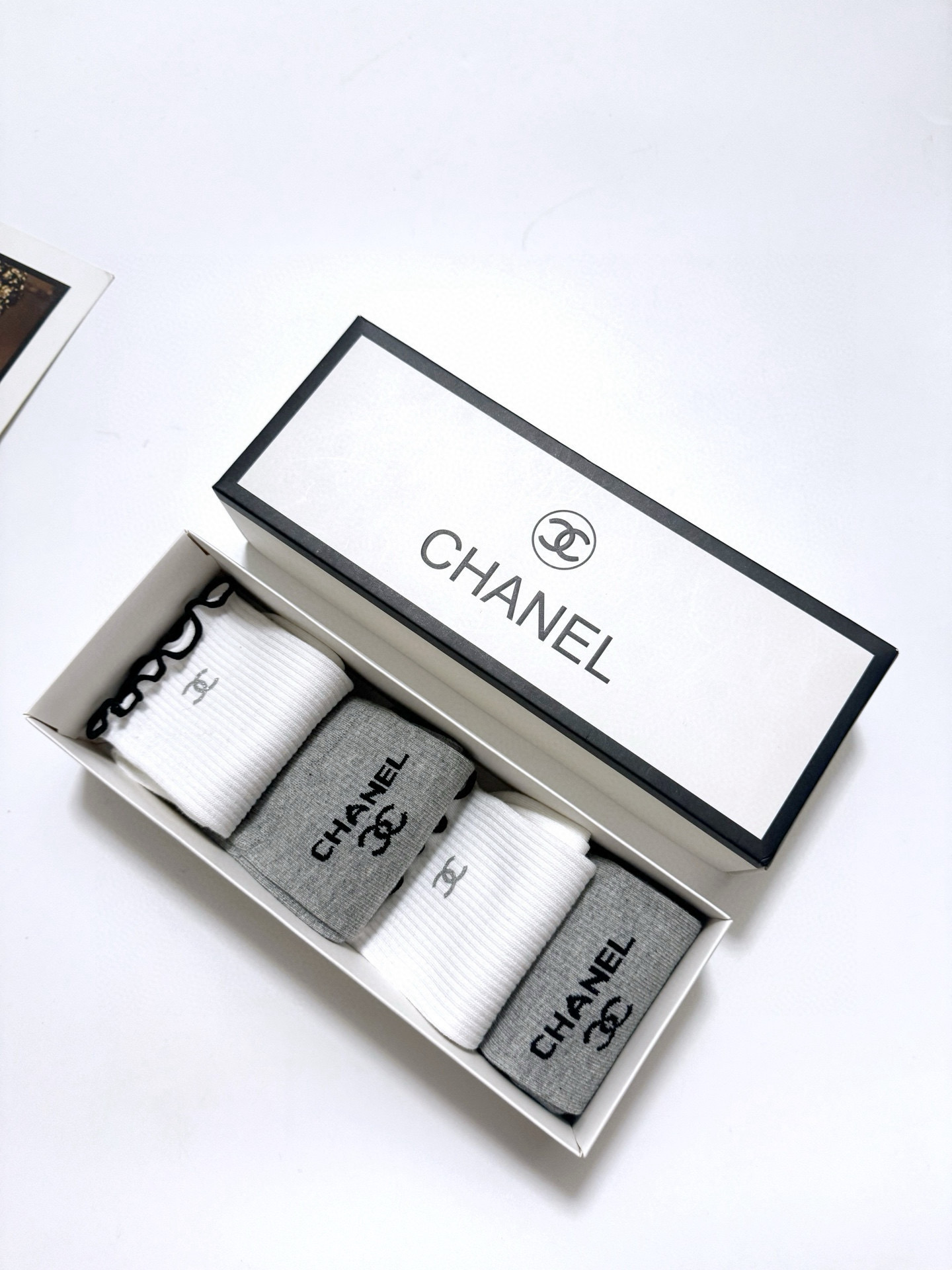  配包装
🌟【一盒4 双】
 🌟 Chanel 香奈儿 经典字母logo 纯棉中筒袜   ，ins超火爆