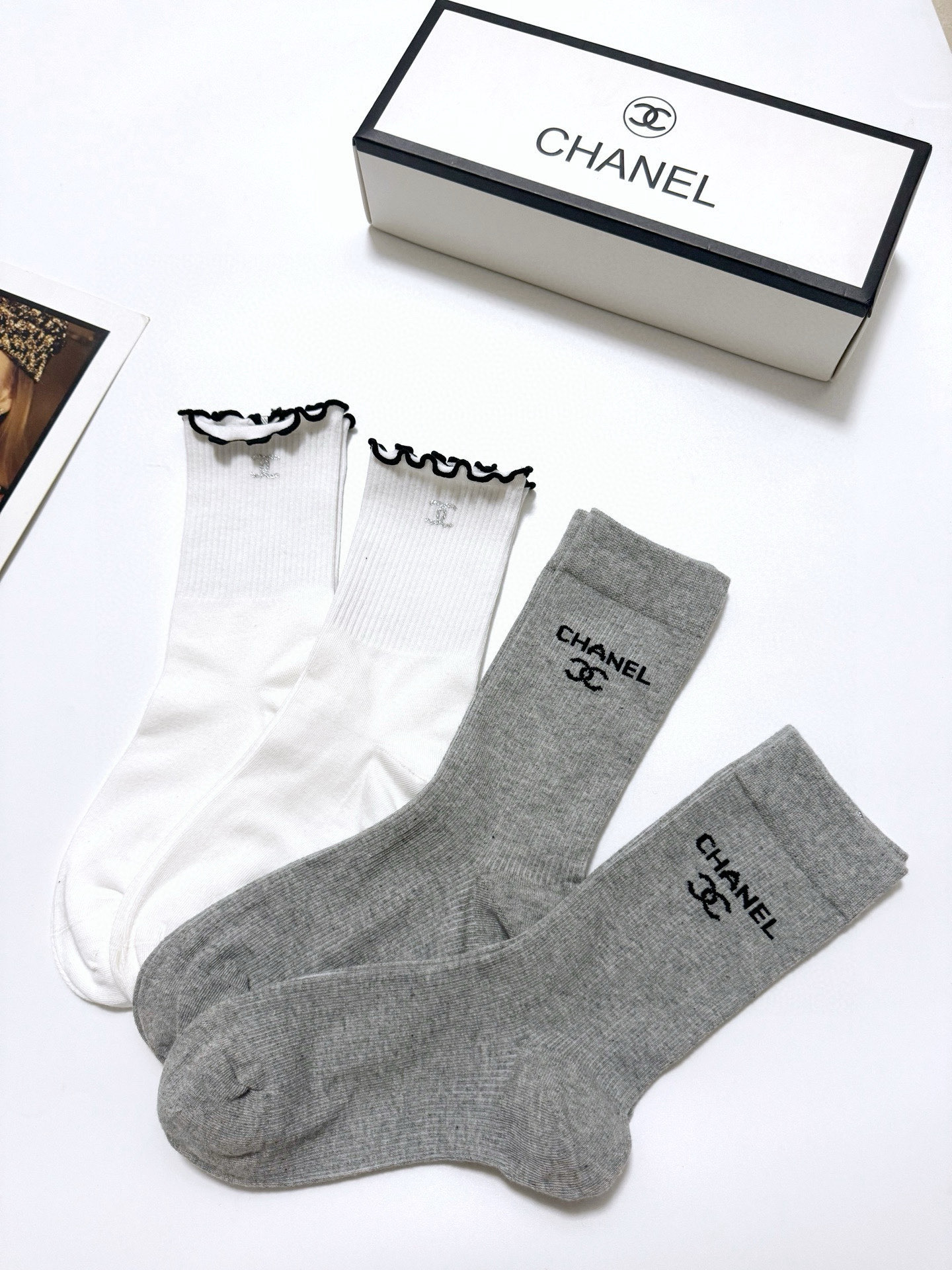  配包装
🌟【一盒4 双】
 🌟 Chanel 香奈儿 经典字母logo 纯棉中筒袜   ，ins超火爆