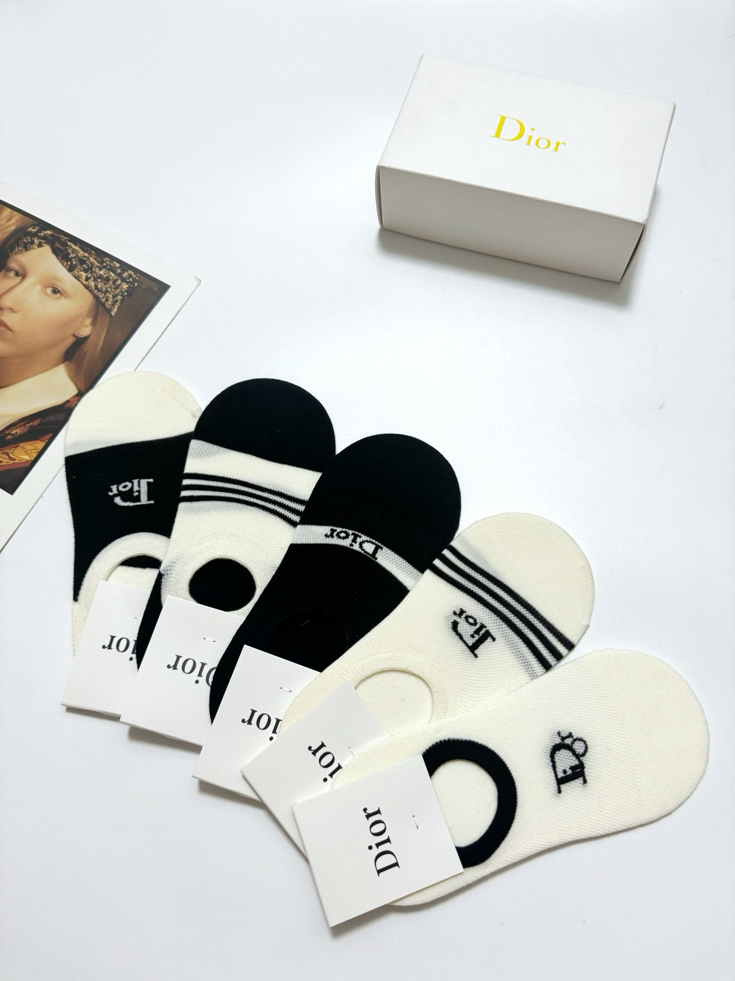 配包装
🌟【一盒5双】
 🌟Dior 迪奥 经典字母logo 纯棉船袜   ，ins超火爆空调袜，纯棉