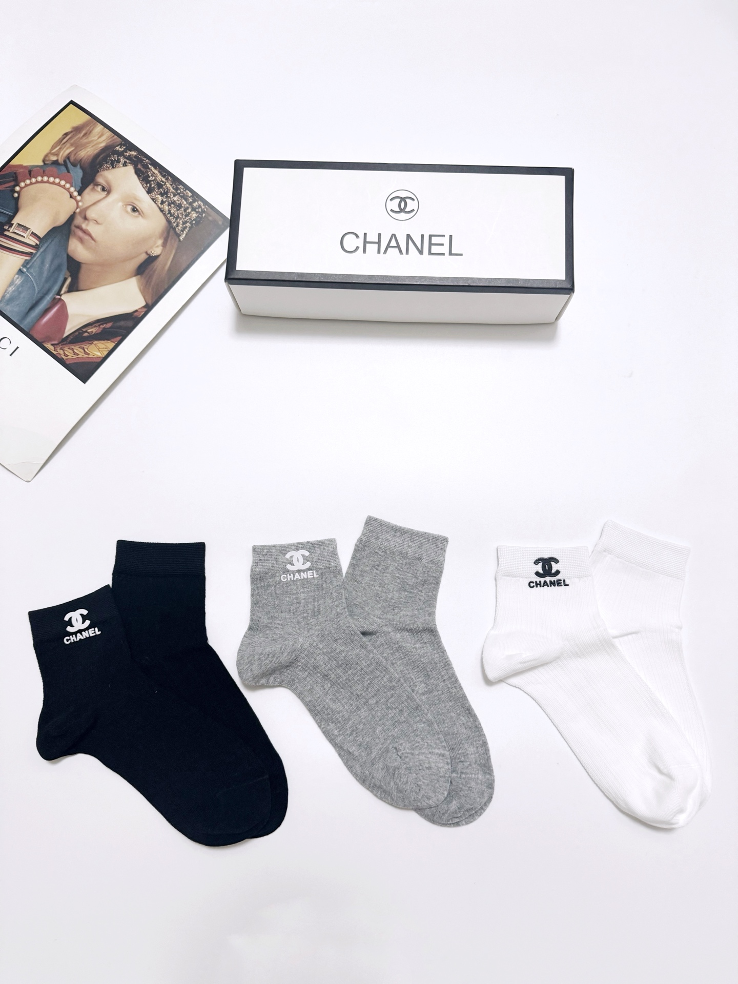  配包装
🌟【一盒3双】
 🌟Chanel 香奈儿 经典字母logo 纯棉船袜   ，ins超火爆空调袜