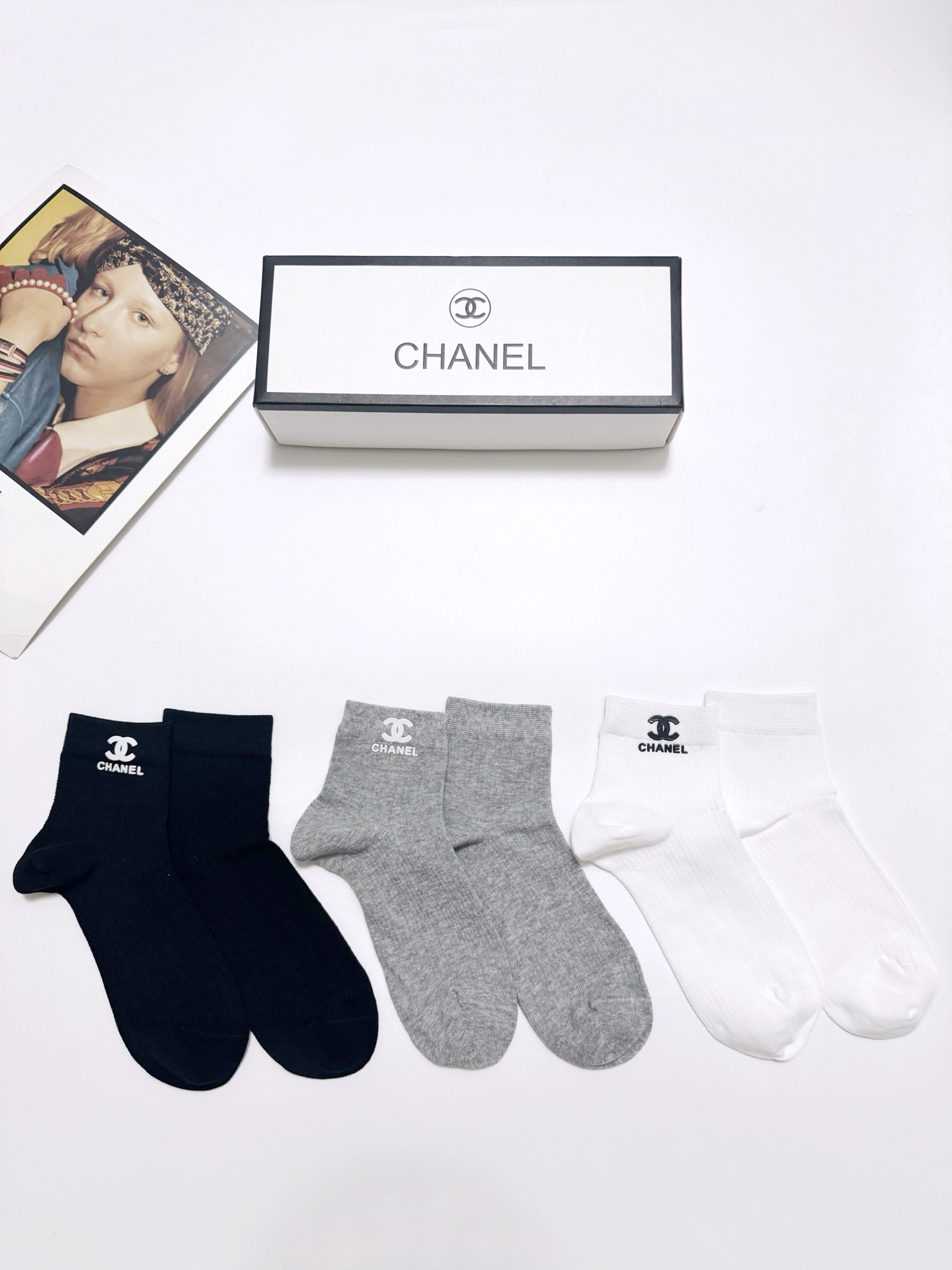  配包装
🌟【一盒3双】
 🌟Chanel 香奈儿 经典字母logo 纯棉船袜   ，ins超火爆空调袜