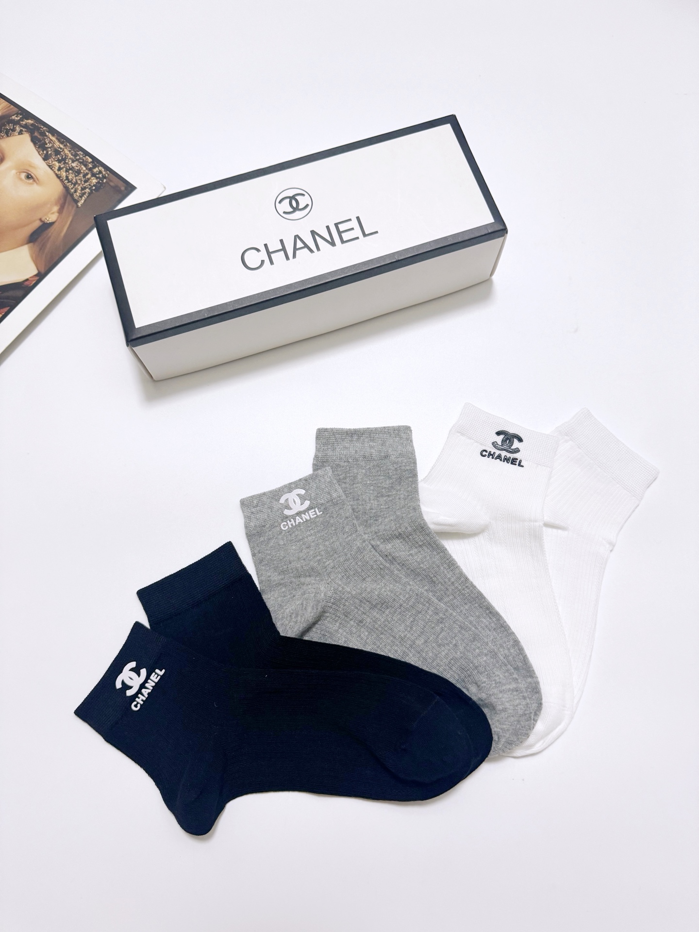 配包装
🌟【一盒3双】
 🌟Chanel 香奈儿 经典字母logo 纯棉船袜   ，ins超火爆空调袜