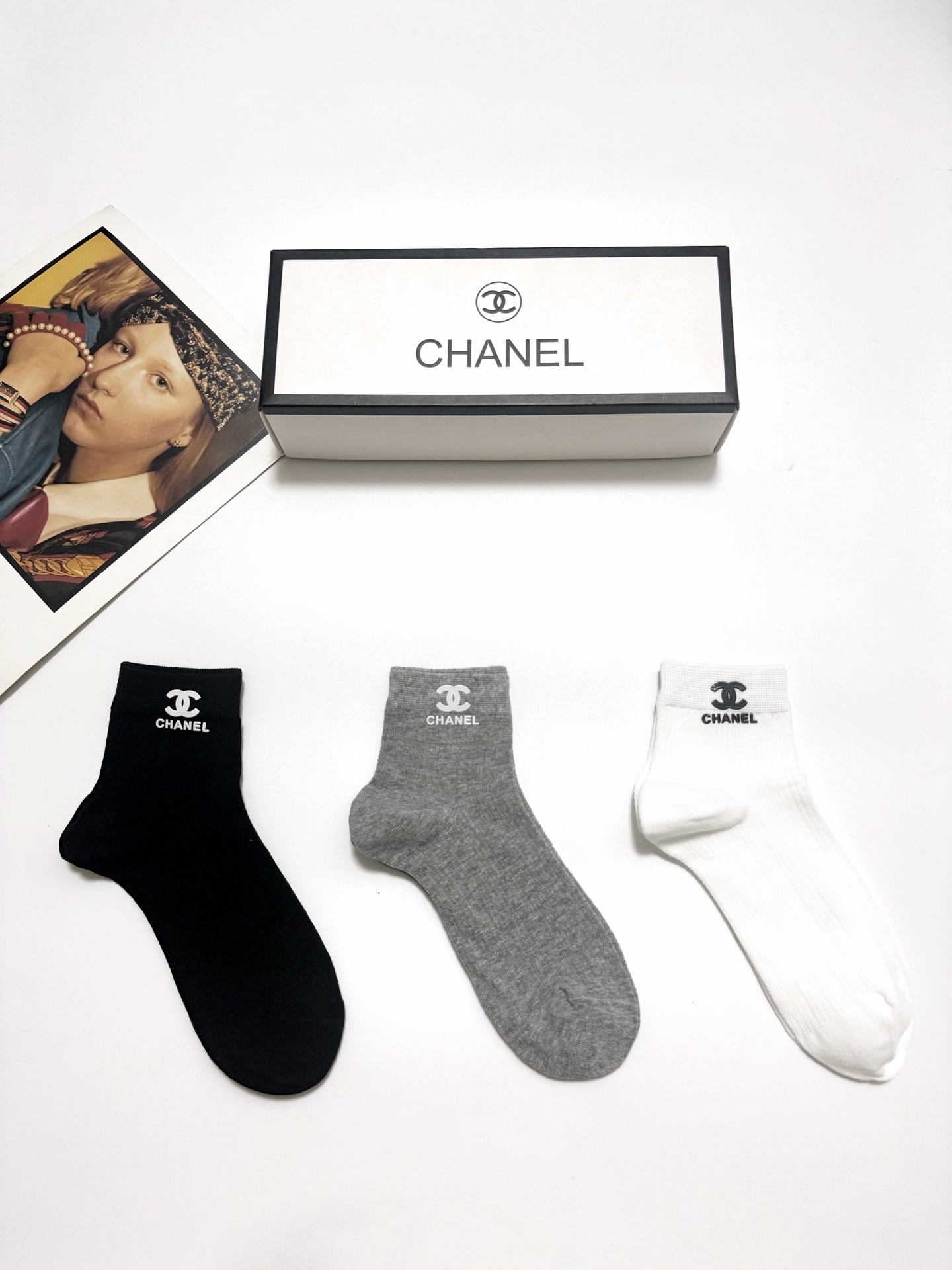  配包装
🌟【一盒3双】
 🌟Chanel 香奈儿 经典字母logo 纯棉船袜   ，ins超火爆空调袜