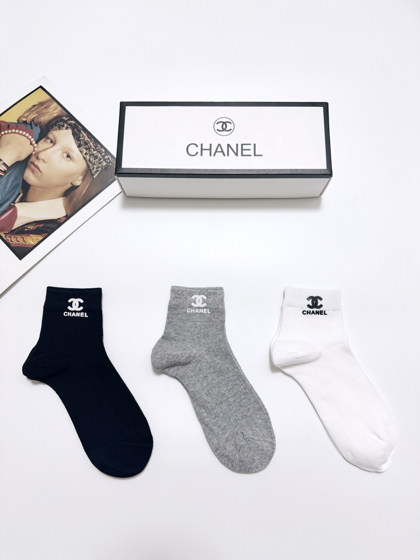  配包装
🌟【一盒3双】
 🌟Chanel 香奈儿 经典字母logo 纯棉船袜   ，ins超火爆空调袜