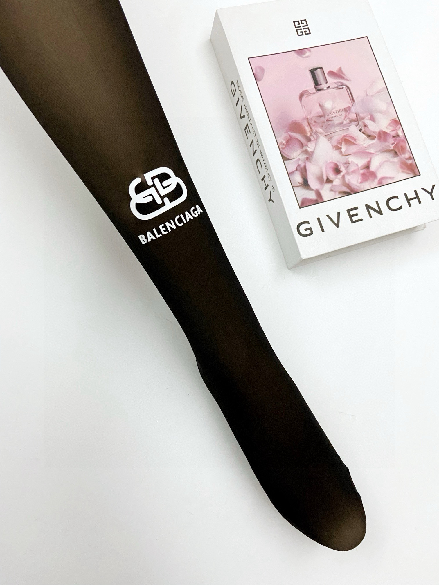 【加厚款】
 配包装
🌟【一盒一双】
🌟Balenciaga 巴黎世家 ins爆款，秋冬加厚加绒丝袜 ，