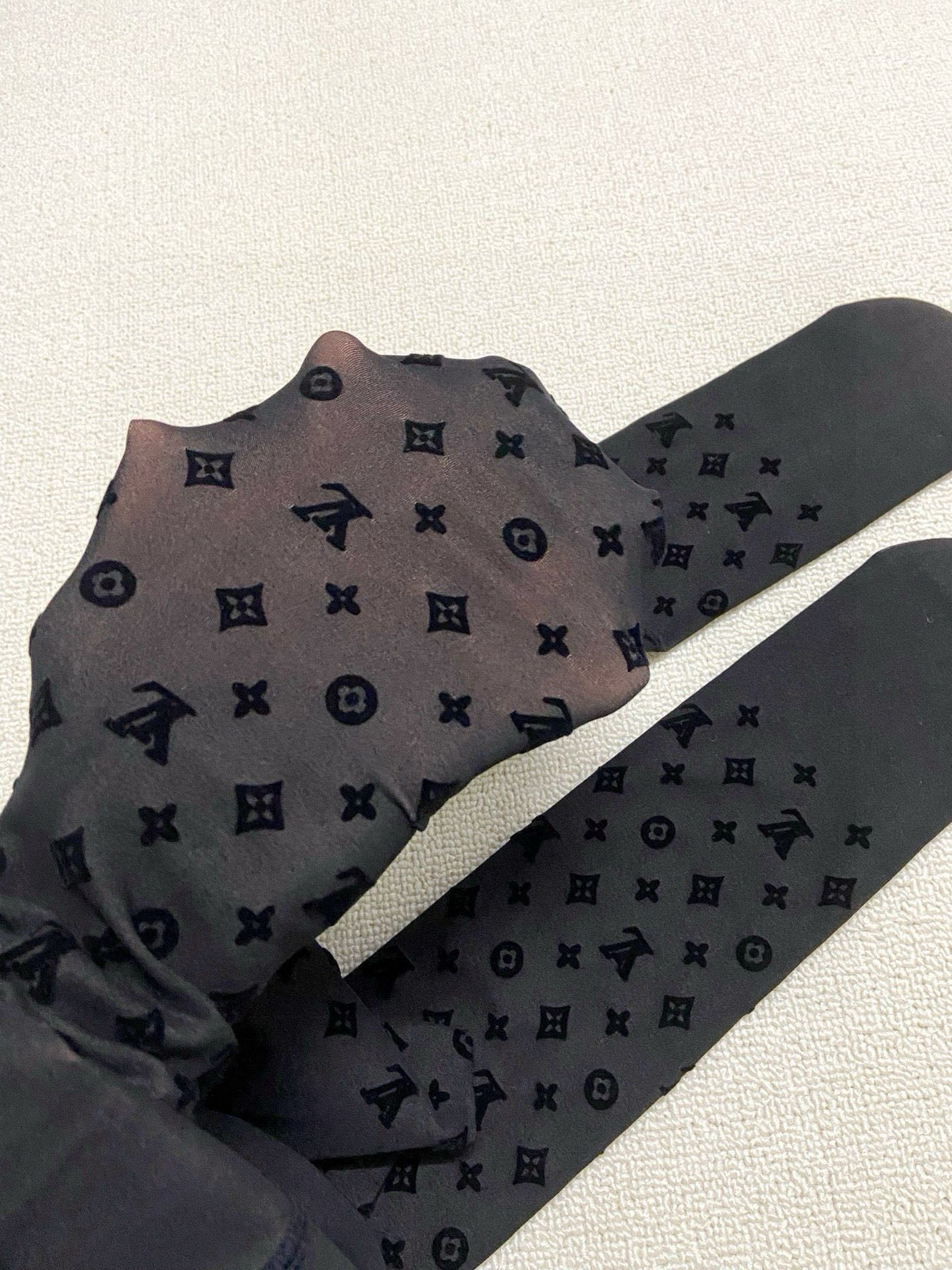 【加厚款】
 配包装
🌟【一盒一双】
🌟LV 路易威登 ins爆款，秋冬加厚丝袜 ，水光黑丝透肤打底连裤