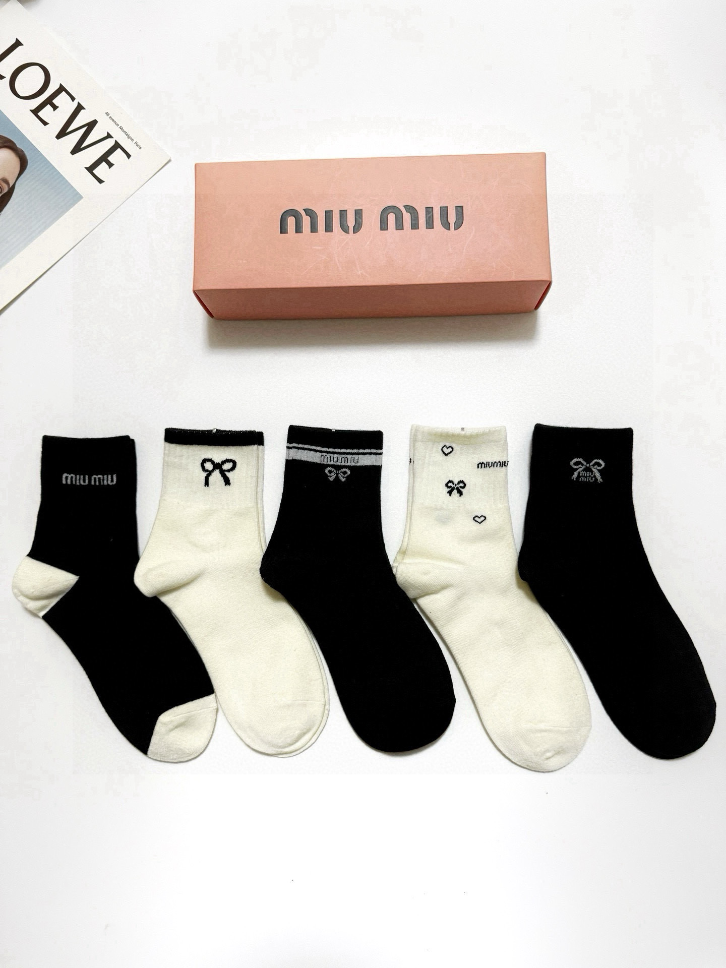  配包装
🌟【一盒5 双】
 🌟缪缪 miumiu 经典字母logo 纯棉中筒袜   ，ins超火爆小腿