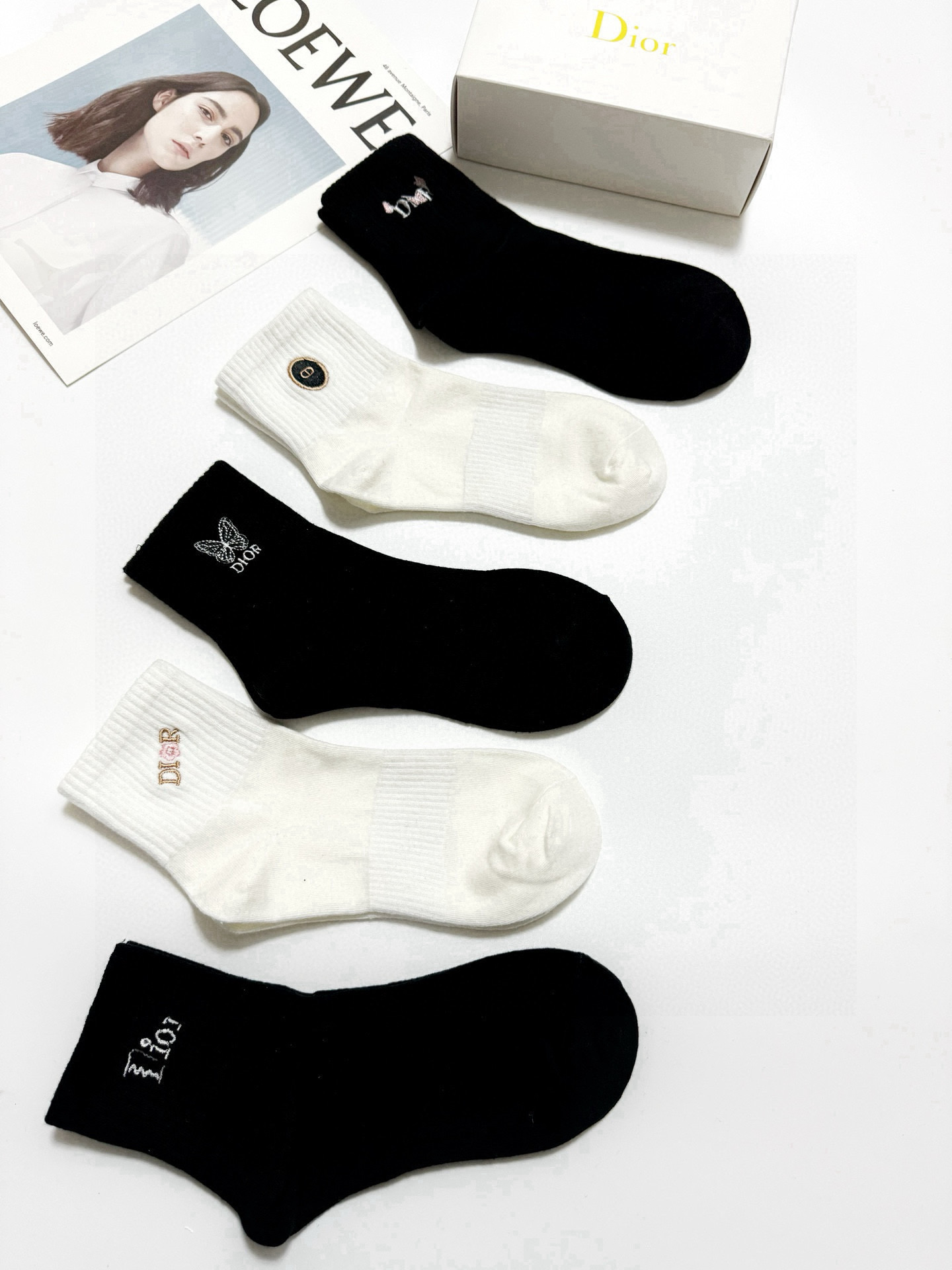  配包装
🌟【一盒5双】
 🌟Dior 迪奥 欧美潮牌 经典刺绣字母logo 中筒袜  ，ins超火爆纯