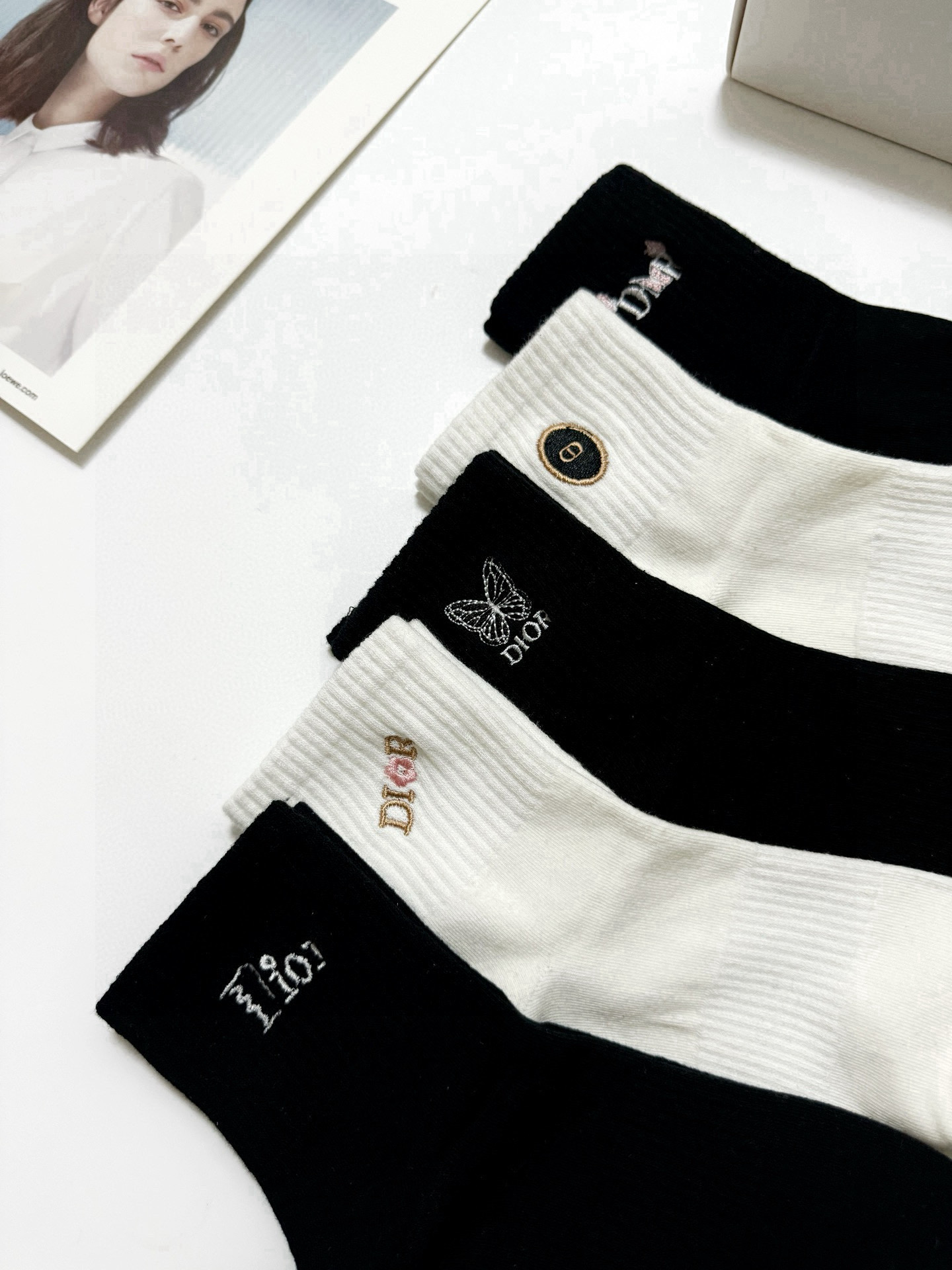  配包装
🌟【一盒5双】
 🌟Dior 迪奥 欧美潮牌 经典刺绣字母logo 中筒袜  ，ins超火爆纯