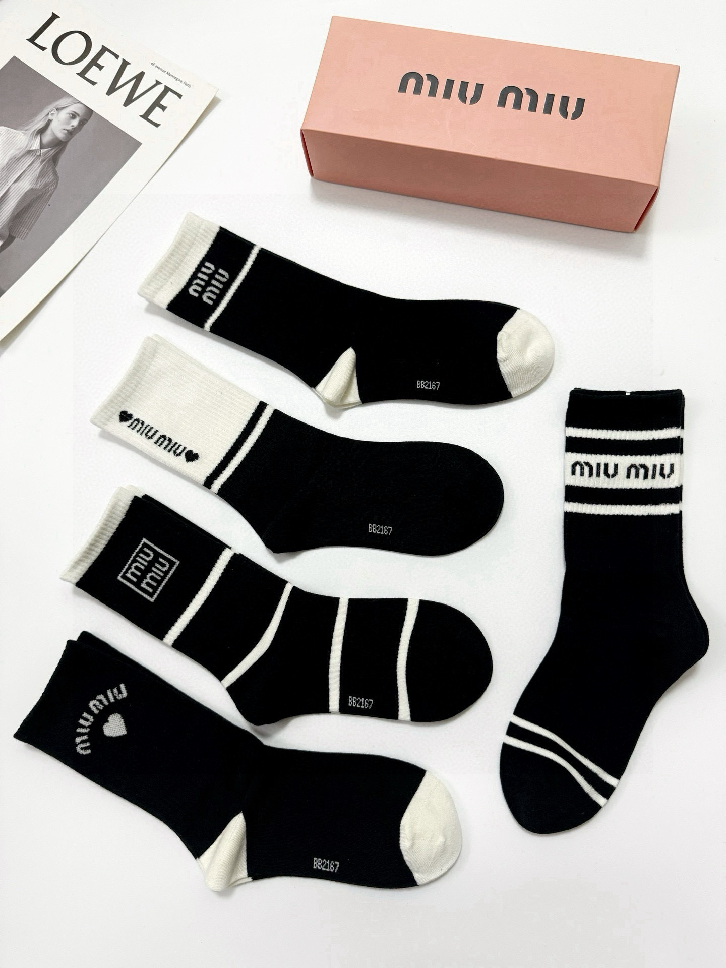  配包装
🌟【一盒5双】
🌟 缪缪 miumiu 经典字母logo纯棉 中筒袜  
🌟经典配色个性时尚
