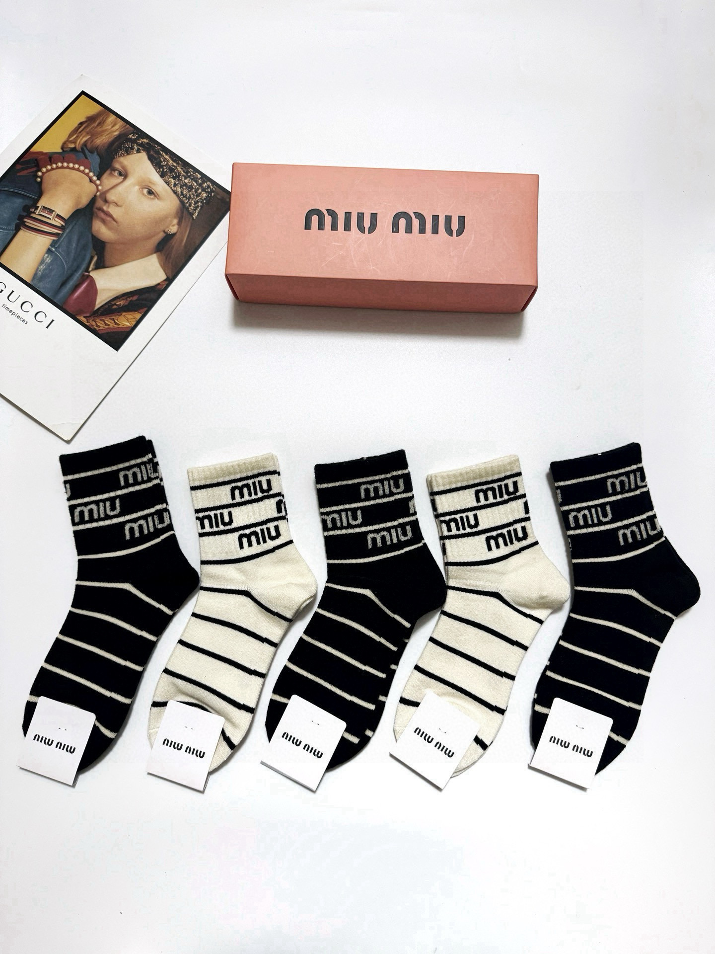  配包装
🌟【一盒5双】
🌟缪缪 miumiu  爆款纯棉短筒袜，韩系条纹➕超百搭大火配色。超完美结合，