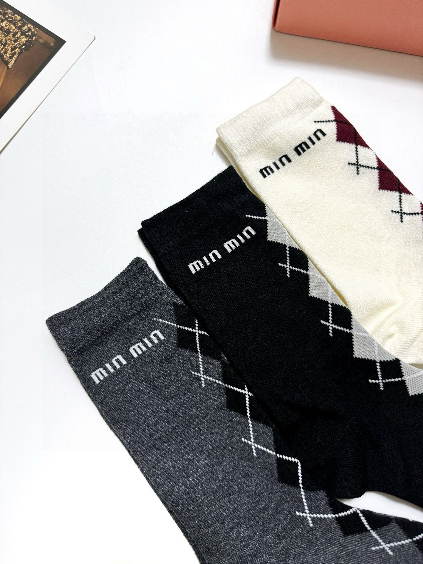  配包装
🌟【一盒3双】
 🌟缪缪 miumiu 经典字母logo 纯棉短袜   ，ins超火爆短袜，纯