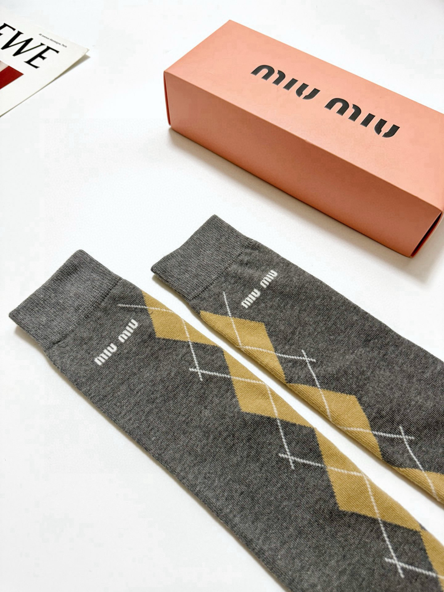  配包装
🌟【一盒一 双】
 🌟缪缪 miumiu 经典字母logo纯棉袜 小腿堆堆袜，ins超火爆红人