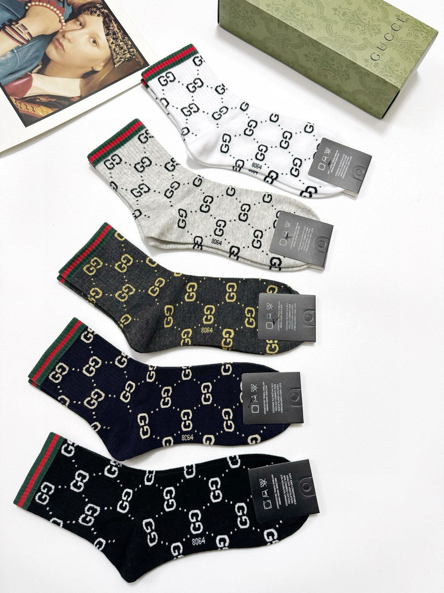  配包装
🌟【一盒5 双】
 🌟Gucci 古琦 经典字母logo 纯棉中筒袜   ，ins超火爆短袜，