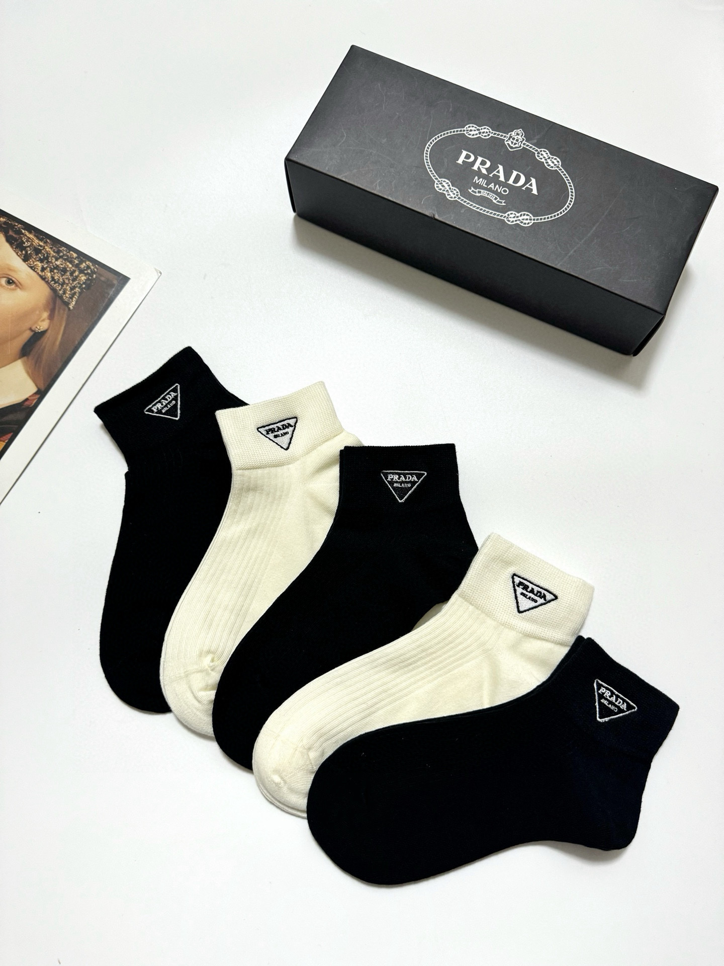  配包装
🌟【一盒5 双】
 🌟Prada 普拉达 经典字母logo 纯棉短筒袜 ，ins超火爆短袜，纯