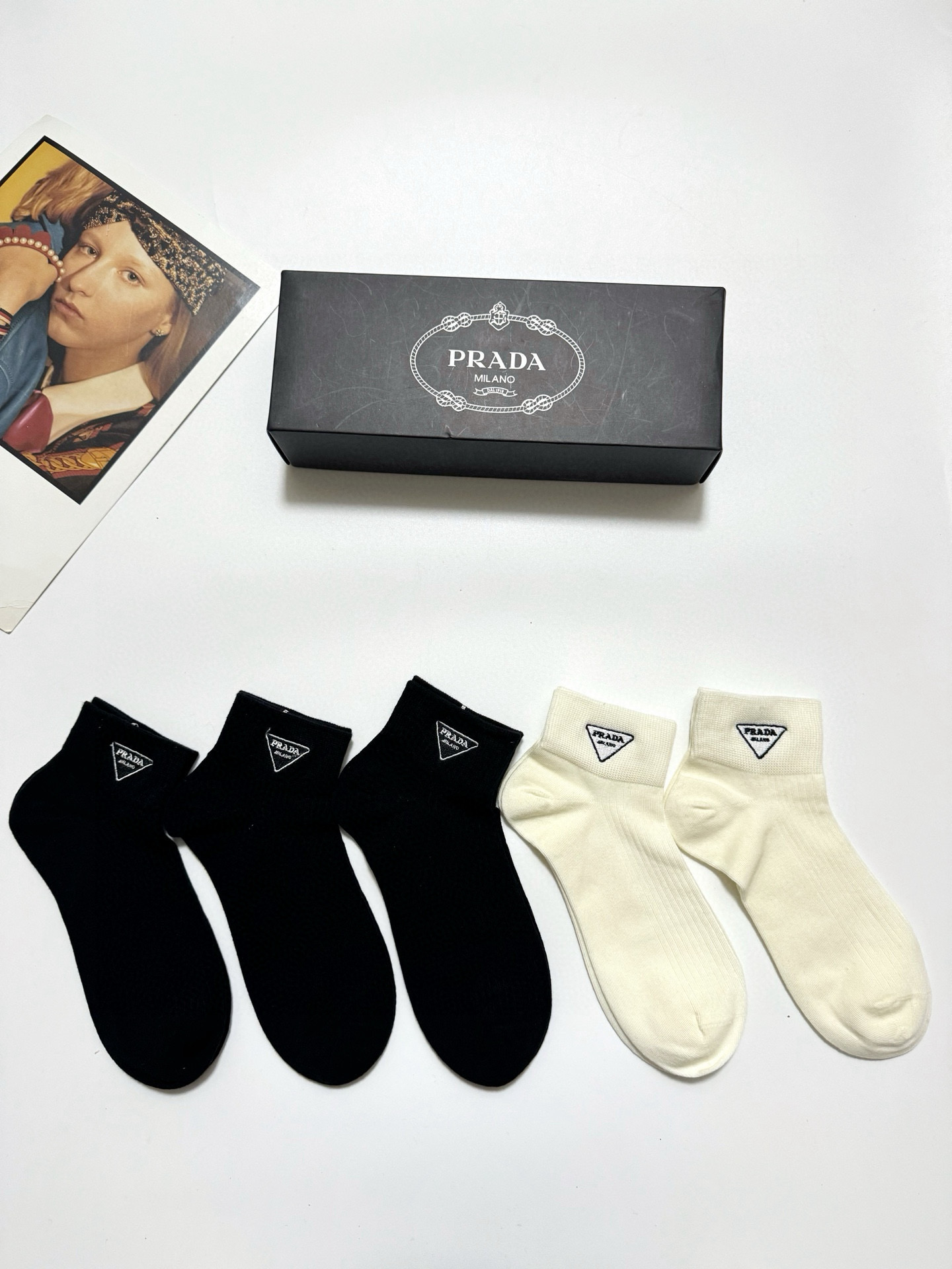  配包装
🌟【一盒5 双】
 🌟Prada 普拉达 经典字母logo 纯棉短筒袜 ，ins超火爆短袜，纯