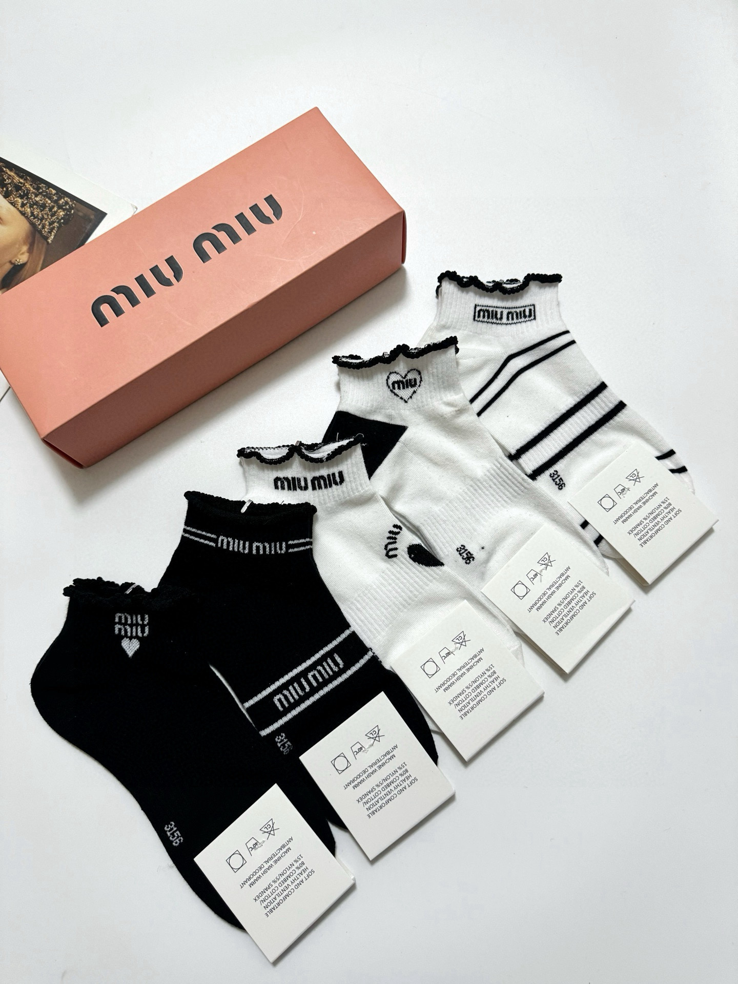  配包装
🌟【一盒5 双】
 🌟缪缪 miumiu 经典字母logo 纯棉短筒袜 ，ins超火爆短袜，纯