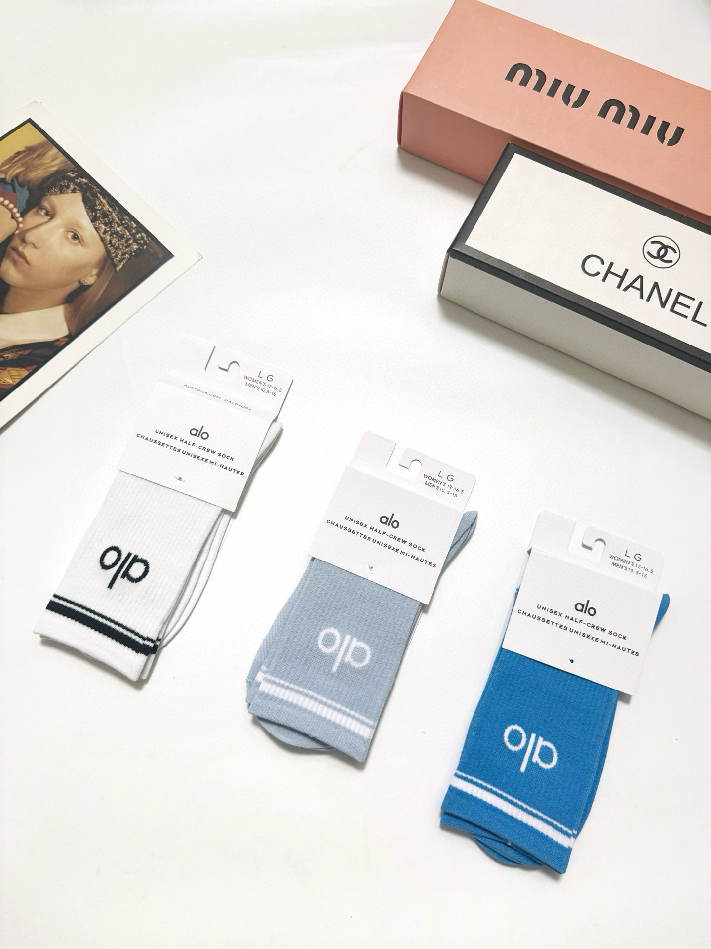  配包装
🌟【一盒3双】
 🌟 alo 经典字母logo 纯棉中筒袜   ，ins超火爆小腿短袜，纯棉面