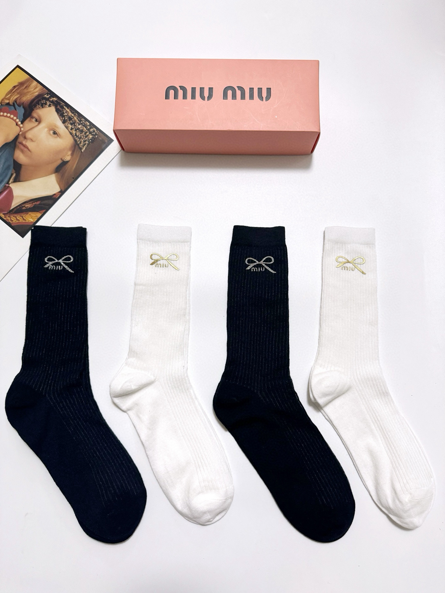  配包装
🌟【一盒4 双】
🌟缪缪 miumiu 经典字母logo 超薄无骨中筒袜，纯棉 条纹小腿袜 堆