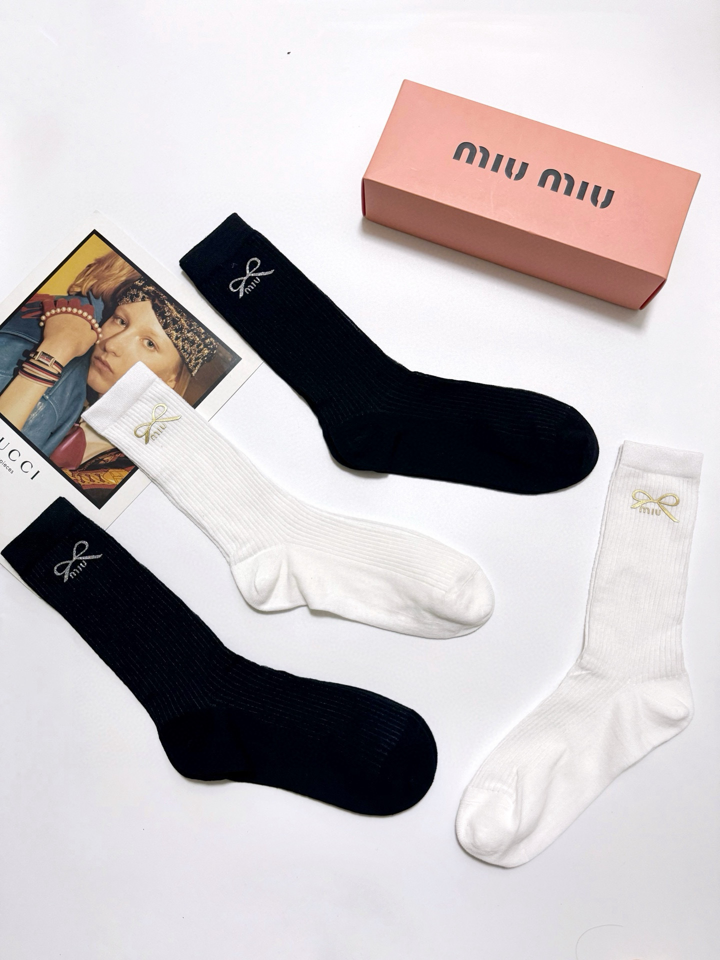  配包装
🌟【一盒4 双】
🌟缪缪 miumiu 经典字母logo 超薄无骨中筒袜，纯棉 条纹小腿袜 堆