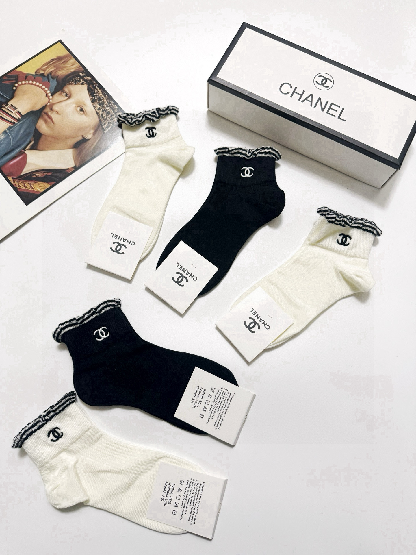   配包装
🌟【一盒5 双】
🌟Chanel 香奈儿 经典字母 logo短袜  ！纯棉面料软糯亲肤！
🌟