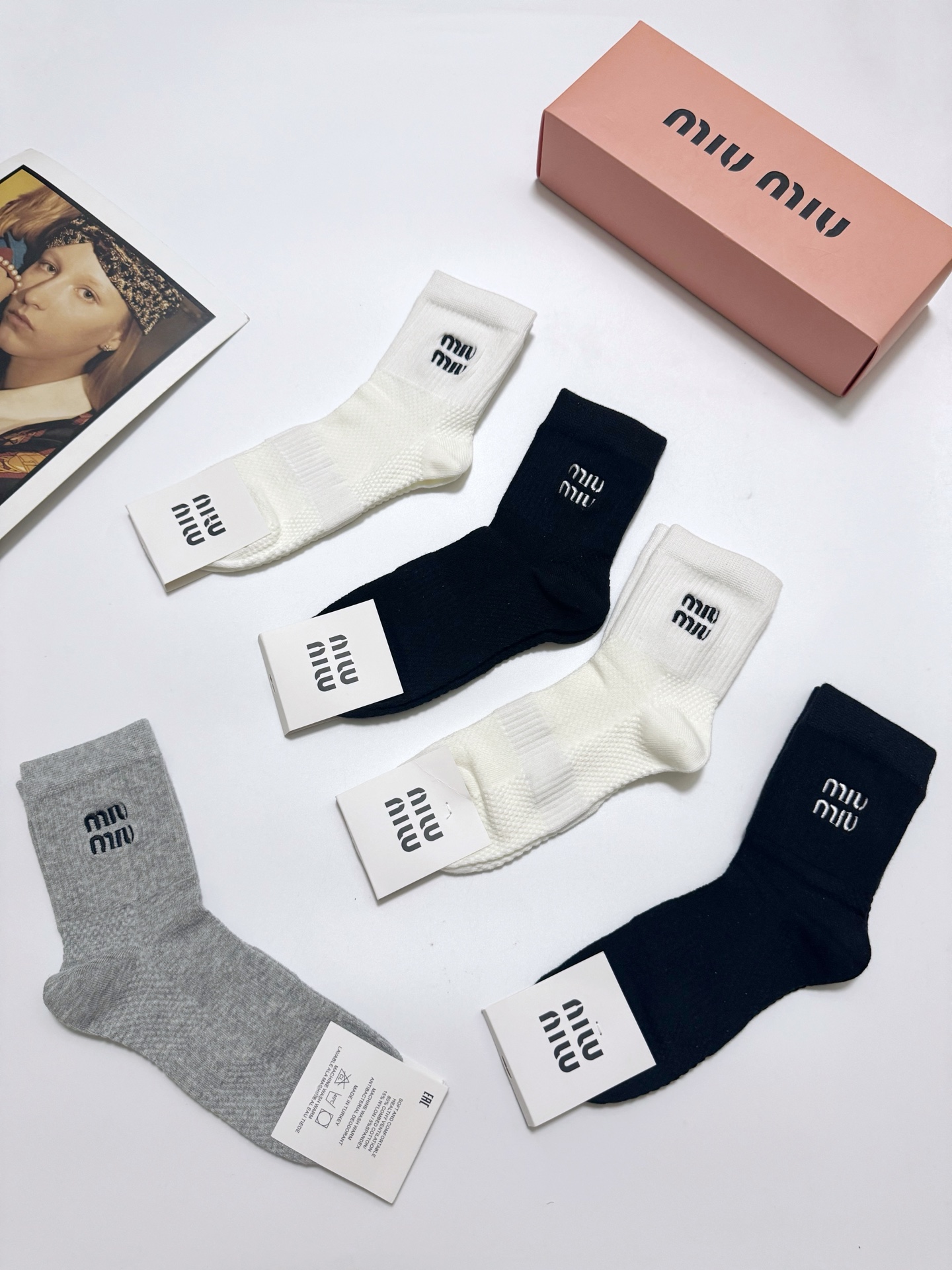  配包装
🌟【一盒5 双】
🌟缪缪 miumiu 经典刺绣 字母 logo短袜  ！纯棉面料软糯亲肤！
