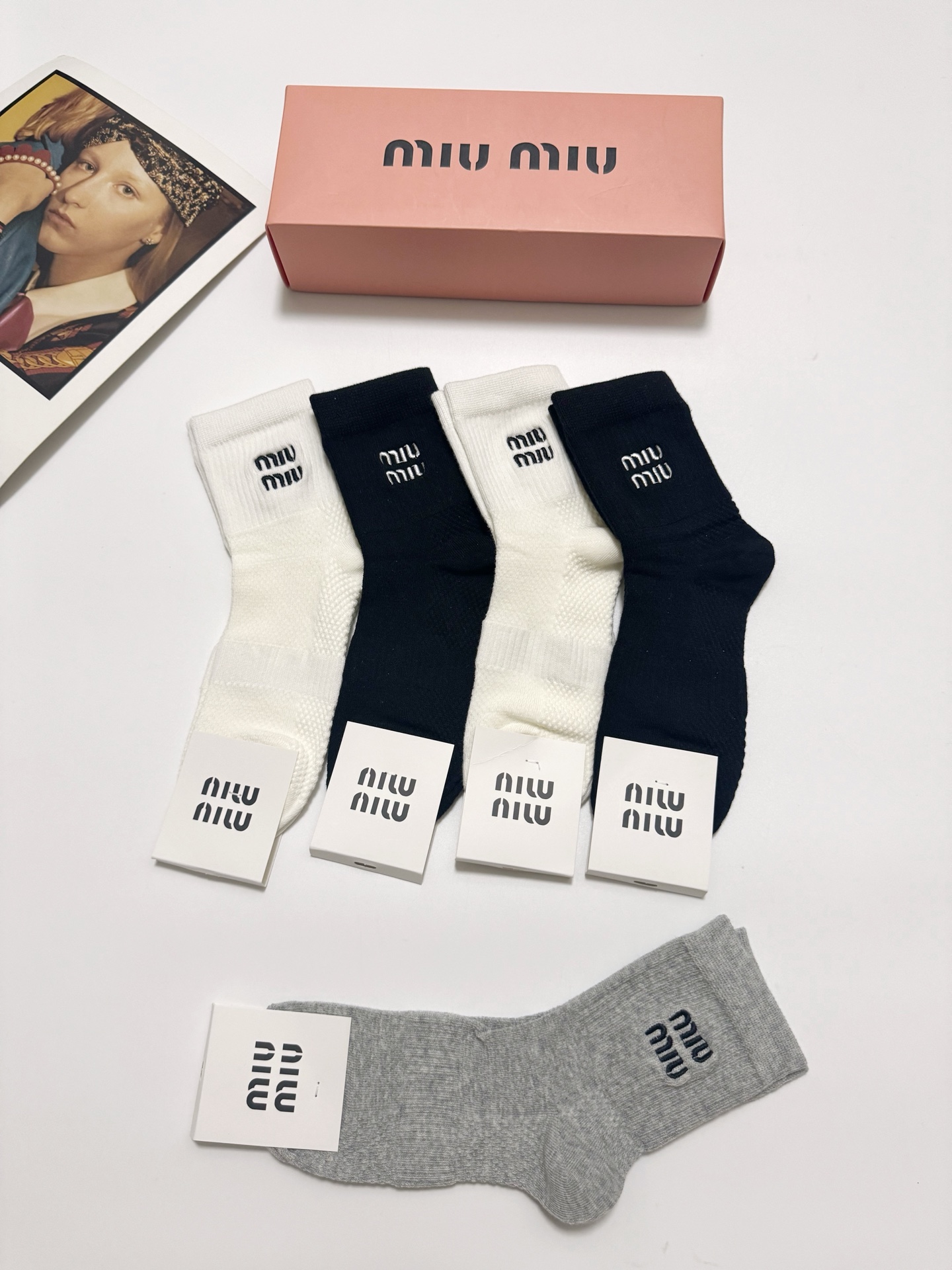  配包装
🌟【一盒5 双】
🌟缪缪 miumiu 经典刺绣 字母 logo短袜  ！纯棉面料软糯亲肤！
