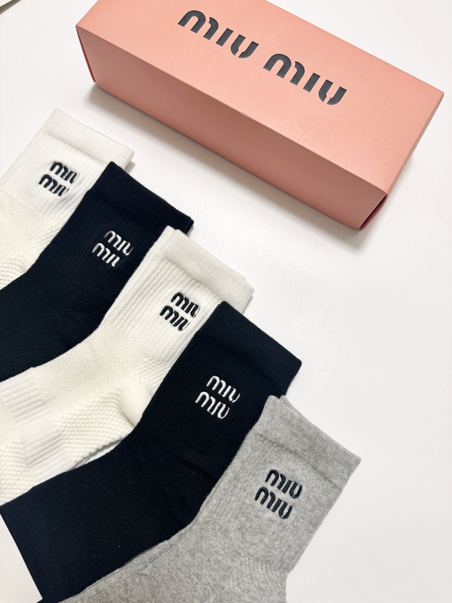  配包装
🌟【一盒5 双】
🌟缪缪 miumiu 经典刺绣 字母 logo短袜  ！纯棉面料软糯亲肤！
